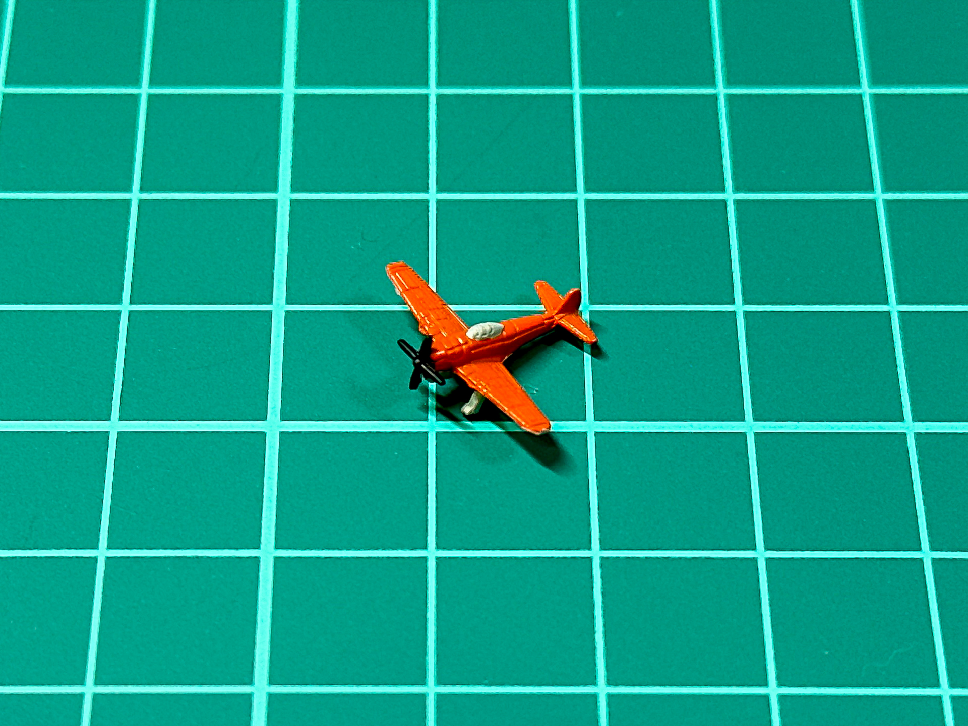 機体下面およびキャノピーはタミヤの「XF-12 名灰白色」で、プロペラは「XF-1 フラットブラック」で塗装しています。