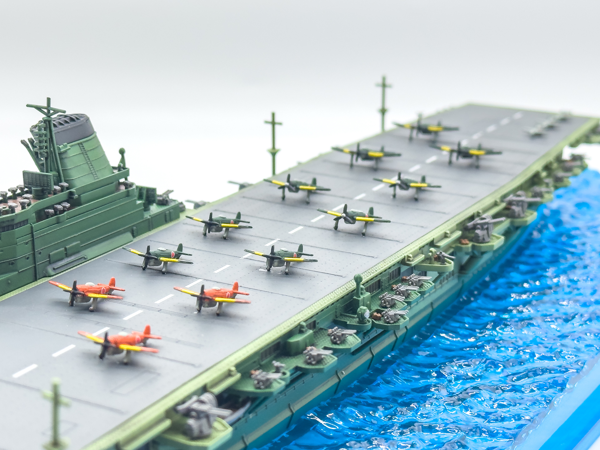 艦載機のアップ。艦載機の配置は完成写真を確認し、紫電改、彩雲、流星の順で並べてみました。