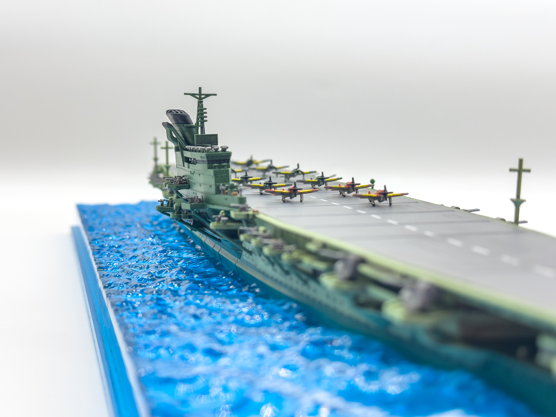 艦橋上部の煙突は艦載機に影響がないよう、外舷に傾斜しています。