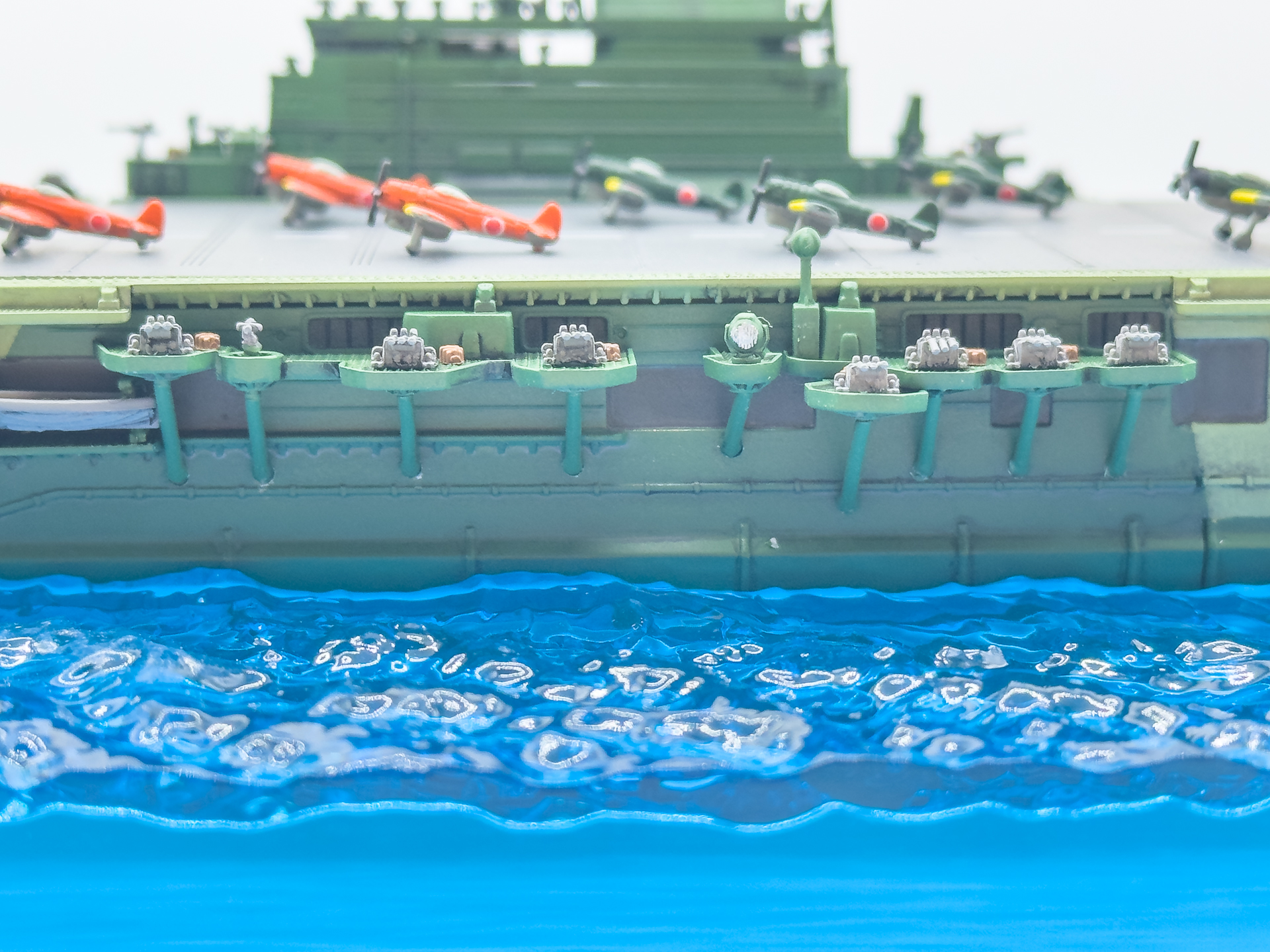 艦体側面の通路は下部の補強など見どころが多く感じます。