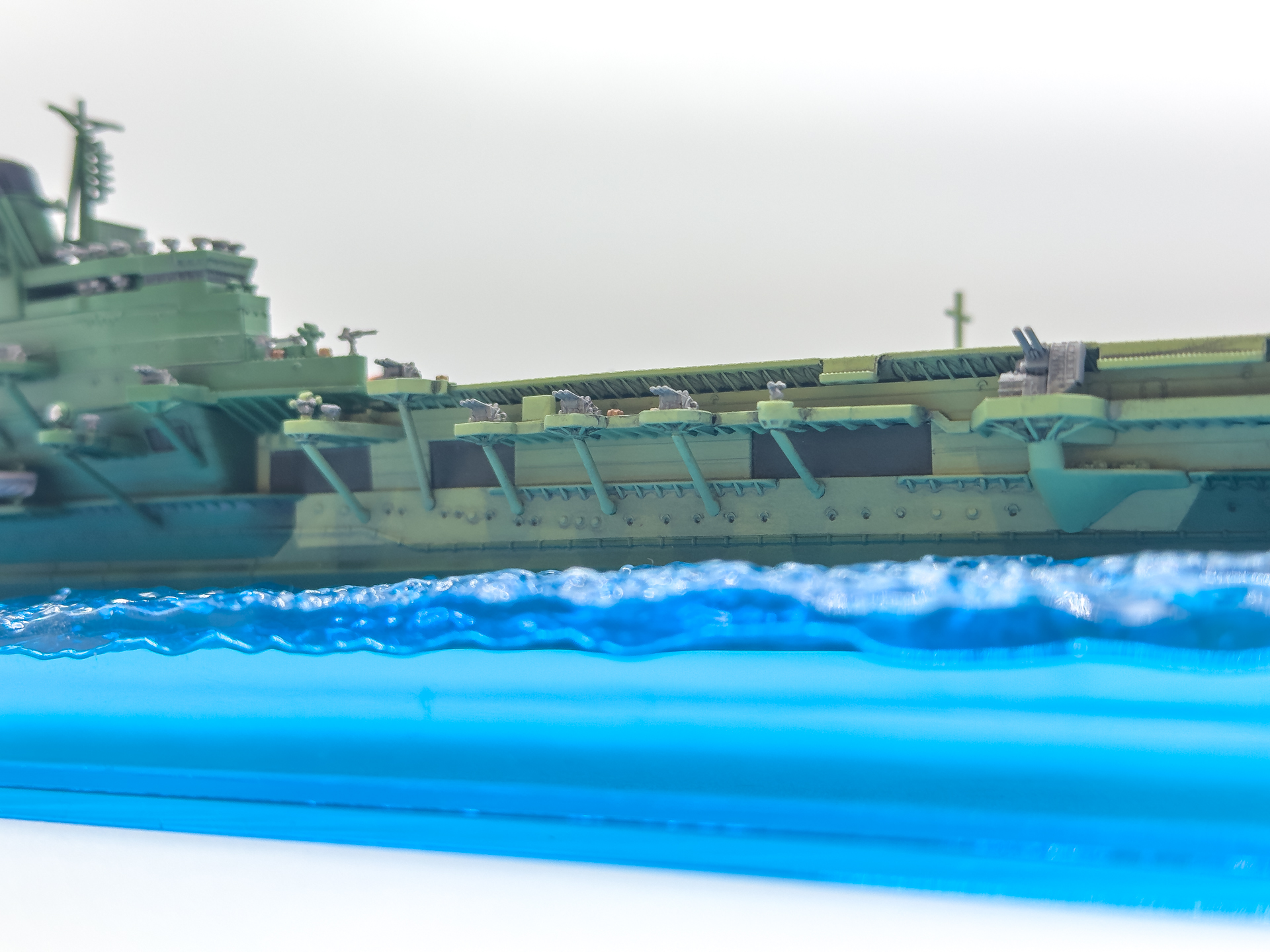 艦体側面にはキャンバス地で閉鎖された格納庫が確認できます。