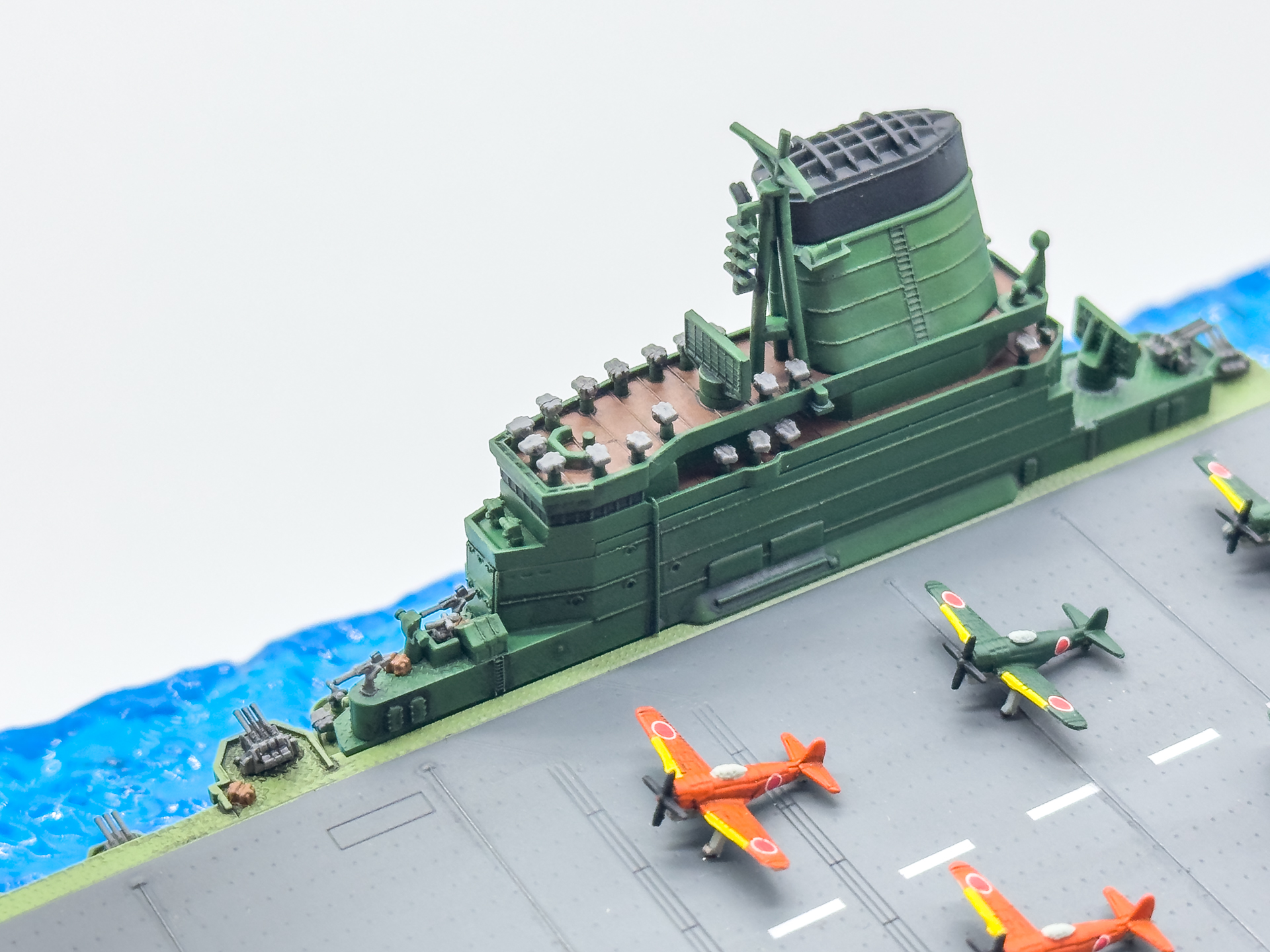 艦橋に見えるグレーの小さなパーツが双眼鏡です。接着剤で台座に取り付けています。