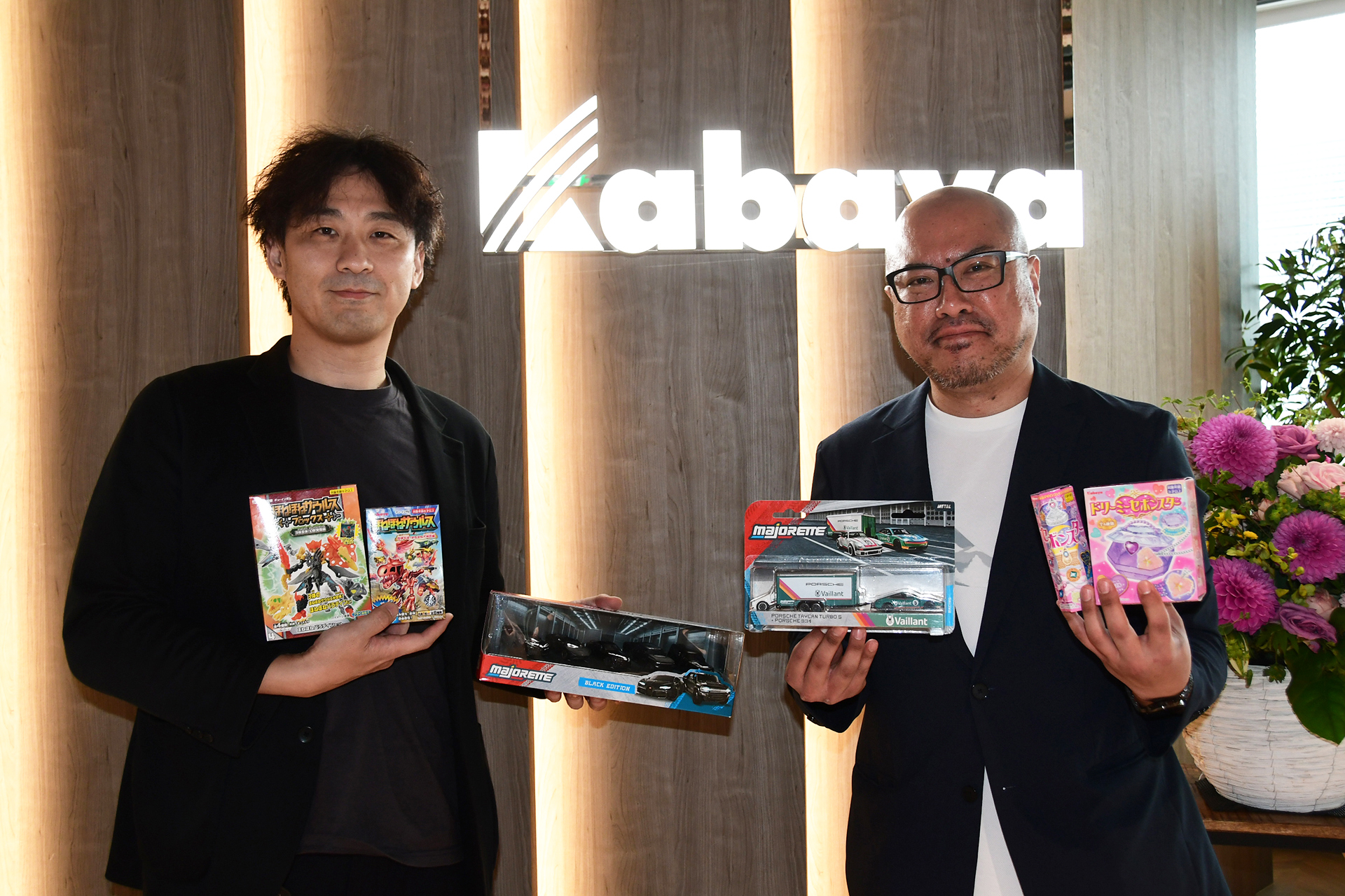 今回話を伺った、カバヤ食品玩具ライフスタイル事業部長の奥田薫氏(左)と、ライフスタイル事業部デジタルコマース企画推進部長の宮澤浩司氏