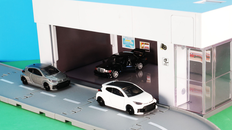 道路上：No.89 トヨタ GR ヤリス／ガレージ内：21 メルセデスベンツ 190 E 2.5-16 エボリューション II