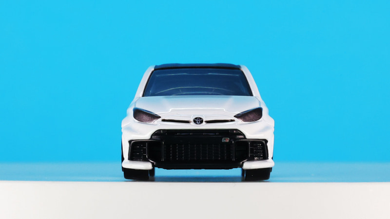 実車ではフロントバンパーは3パーツ化されていて交換が容易になっています
