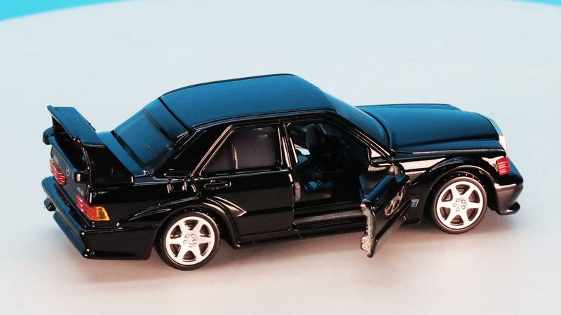 4ドア車なので小さめのドアになりますが、やはりドアが開くと楽しい！