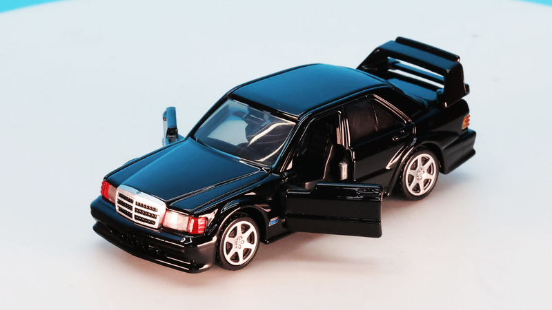 輸入車の証！左ハンドルやダッシュボードの細かなディテールを再現しています