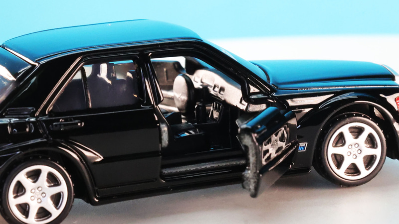 輸入車の証！左ハンドルやダッシュボードの細かなディテールを再現しています