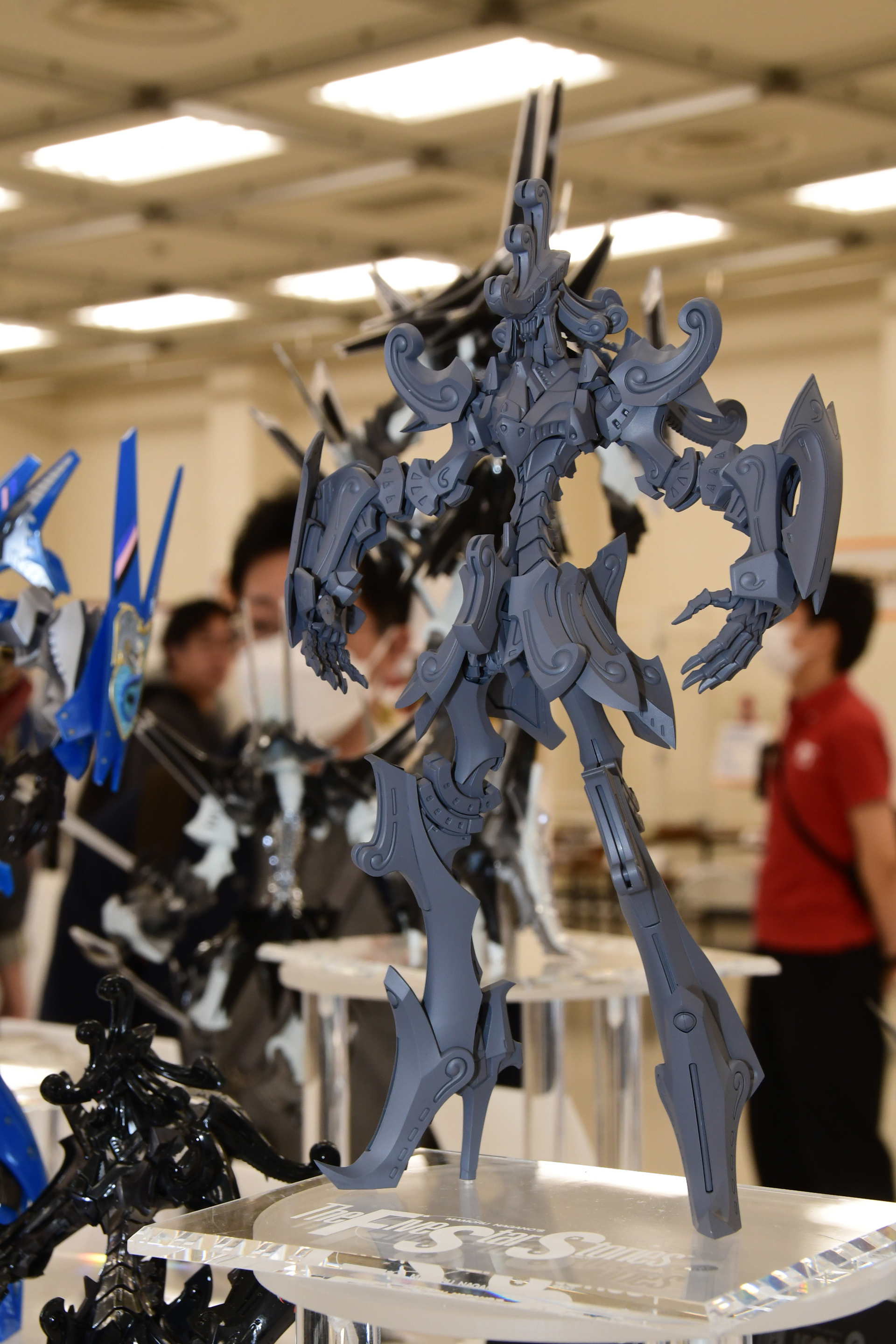 手のひら部分が大きく、すねが長く、胴体は細い。GTMは異形のロボットだ。ヨーンが駆るダッカスはあえて黒騎士を名乗らない。ボディカラーがダークグリーンから「ロイヤルブルー」に変わり、主の証であるミラージュマークをつくなど、ファンにはぐっとくる姿となる