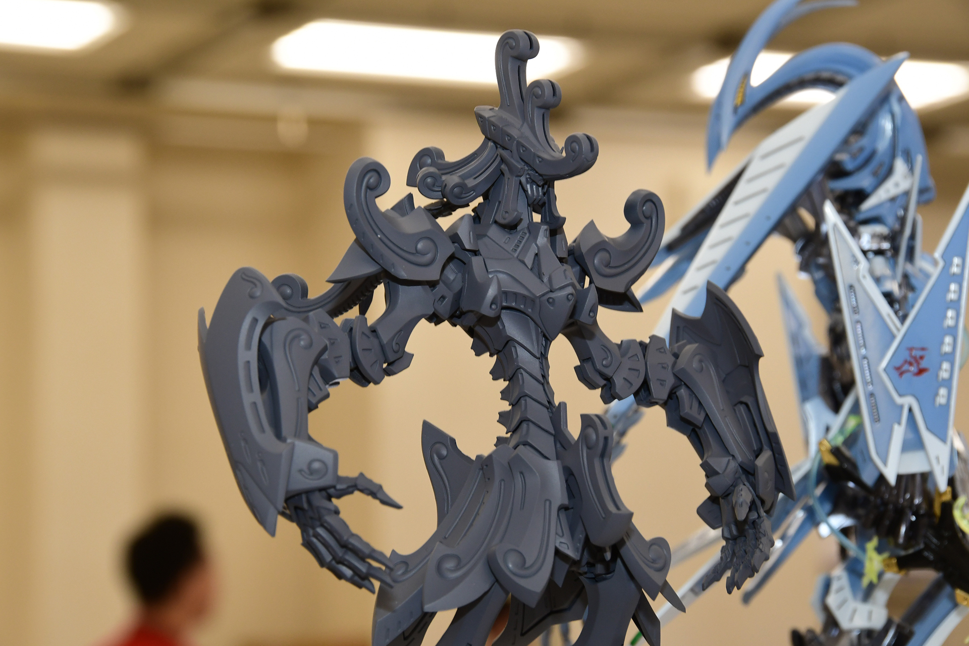 今回は試作品のため成型色がわからなかったが、ロイヤルブルー(ダークネイビーのクリア)の装甲、フレームはメタリックグレーとなる