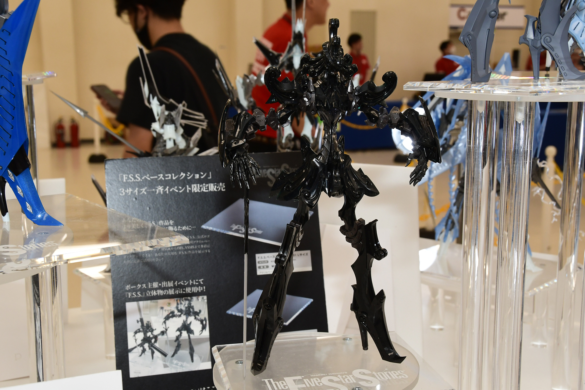 シリーズ第1弾となった「VSMS 1/100 ダッカス・ザ・ブラックナイト」。ダークグリーンの装甲を持つ。成型色がわかりやすい部分塗装での出展があった