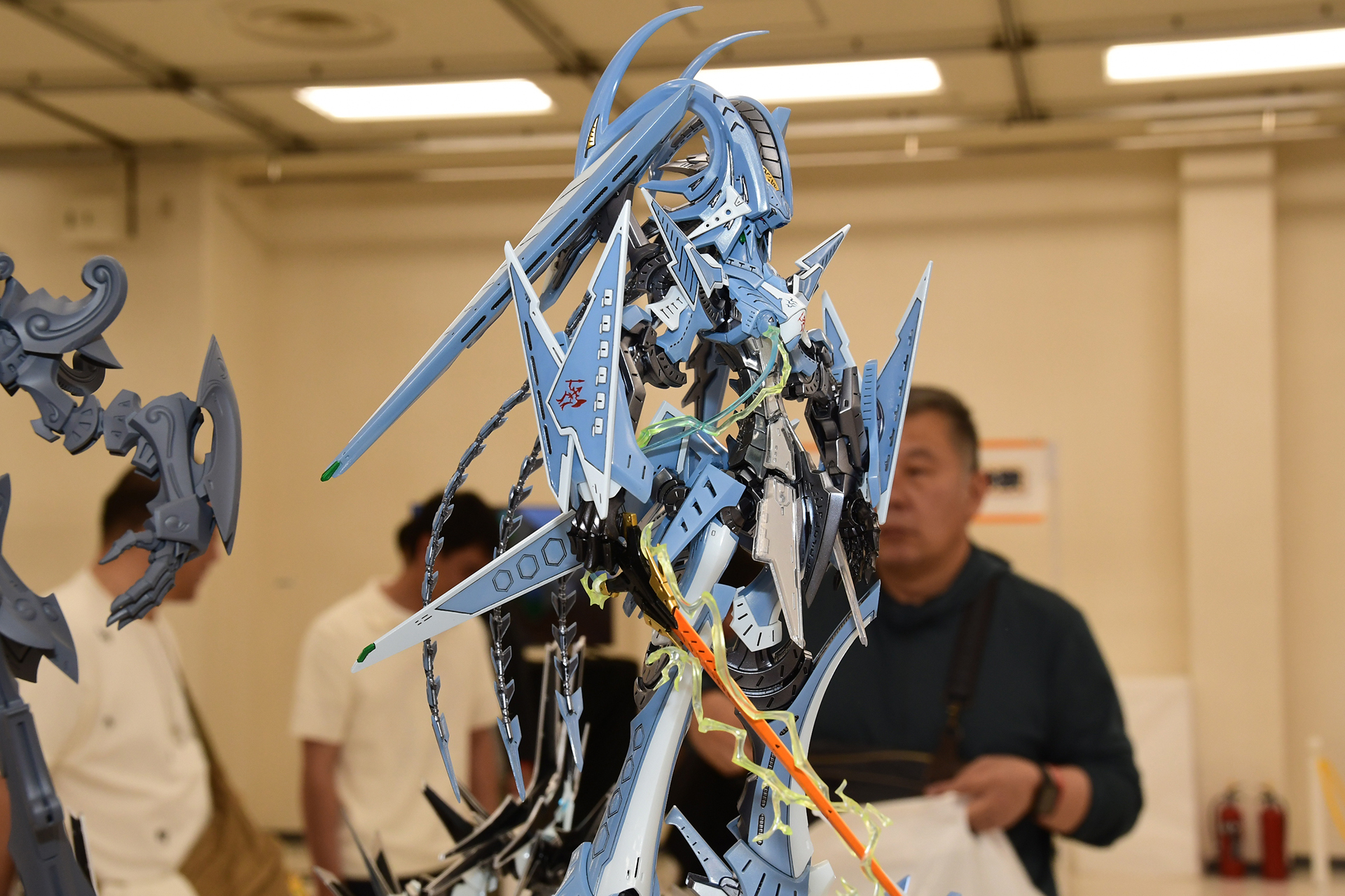 特に側面から見ると独特の装甲形状がわかる