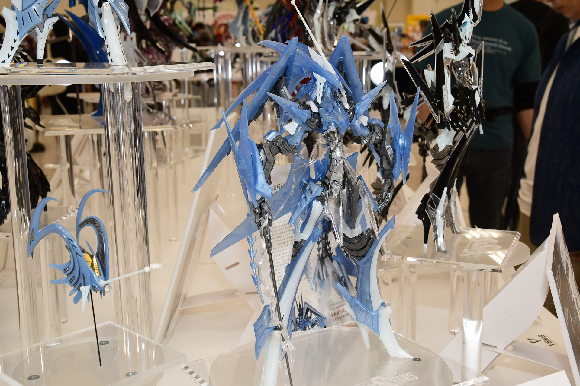 こちらは発売されているホークヘッド。頭部装甲そのものがシープヘッドより大きい。シープヘッドは頭部も軽くなり、材質変更で強度も増し、動かす楽しさを感じさせるキットとなりそうだ