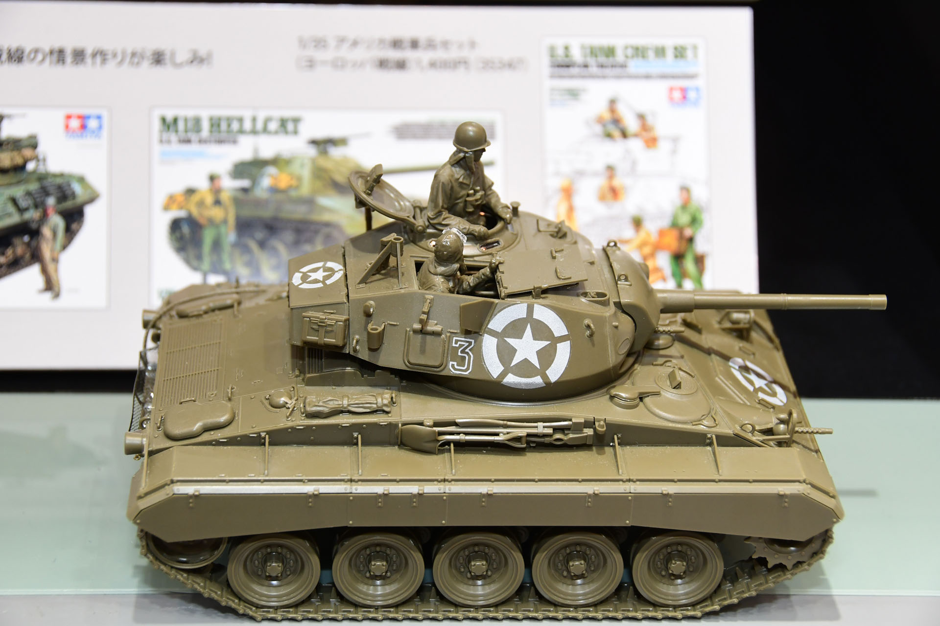 2体の乗員フィギュアが付属