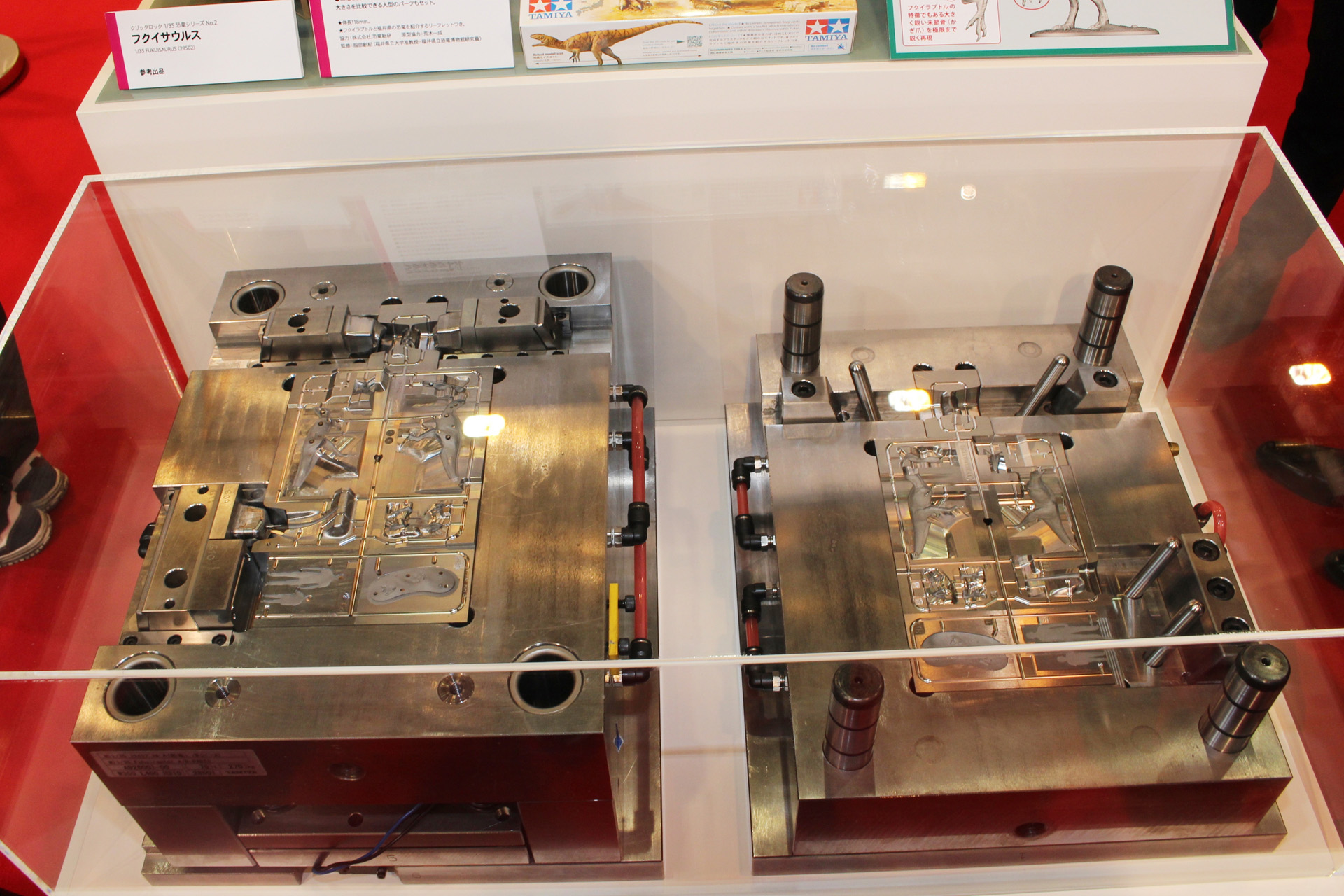 スライド機構を採用した金型も展示。この製品に対する自信が見て取れる