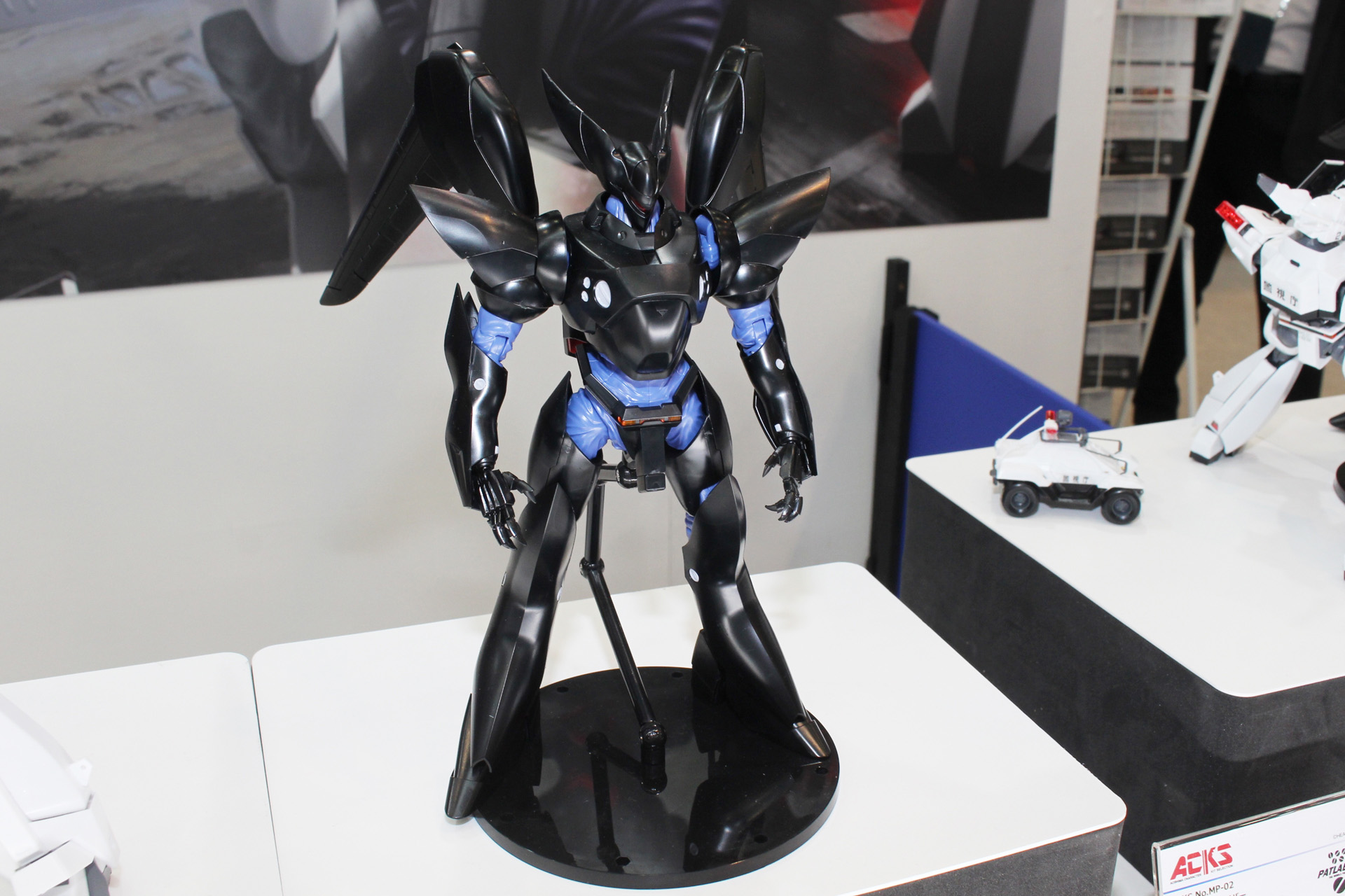 機体のほとんどが黒のグリフォン。胸の三角形や首回りのボルトなどを塗装するだけで、成形色を生かした姿で完成する
