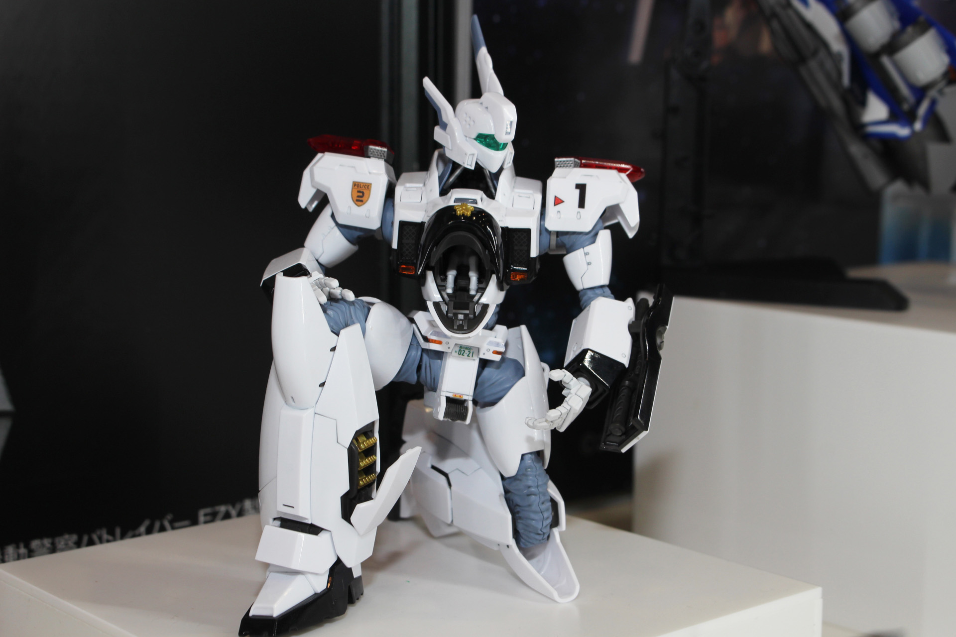 コクピットの開閉ギミック。フィギュアが付属し、シートの昇降も可能。脚部内側の予備弾丸収納スペースも開閉する