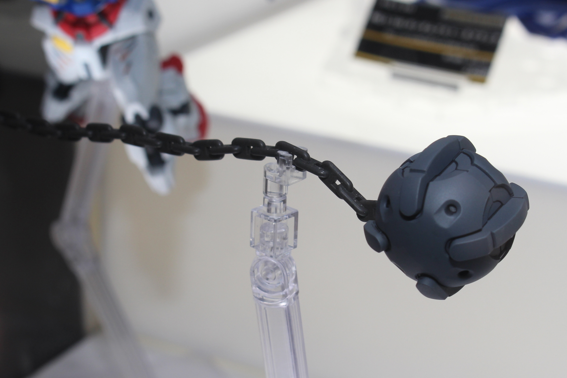 ハンマーは赤いガンダムが装備しているものと同じデザイン