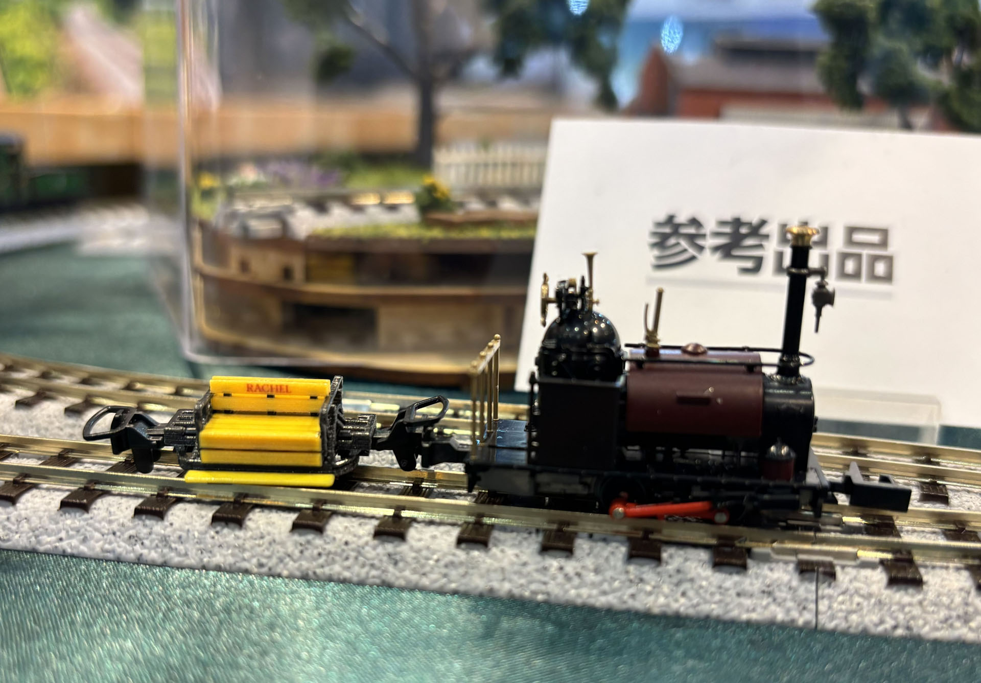 Nゲージで走る小型機関車「オスカー」