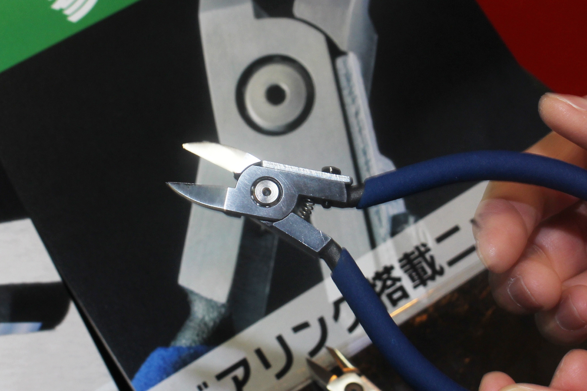 軸の部分にベアリングを内蔵。刃の動きは実にスムーズで、開閉用バネの抵抗だけが手元に伝わる