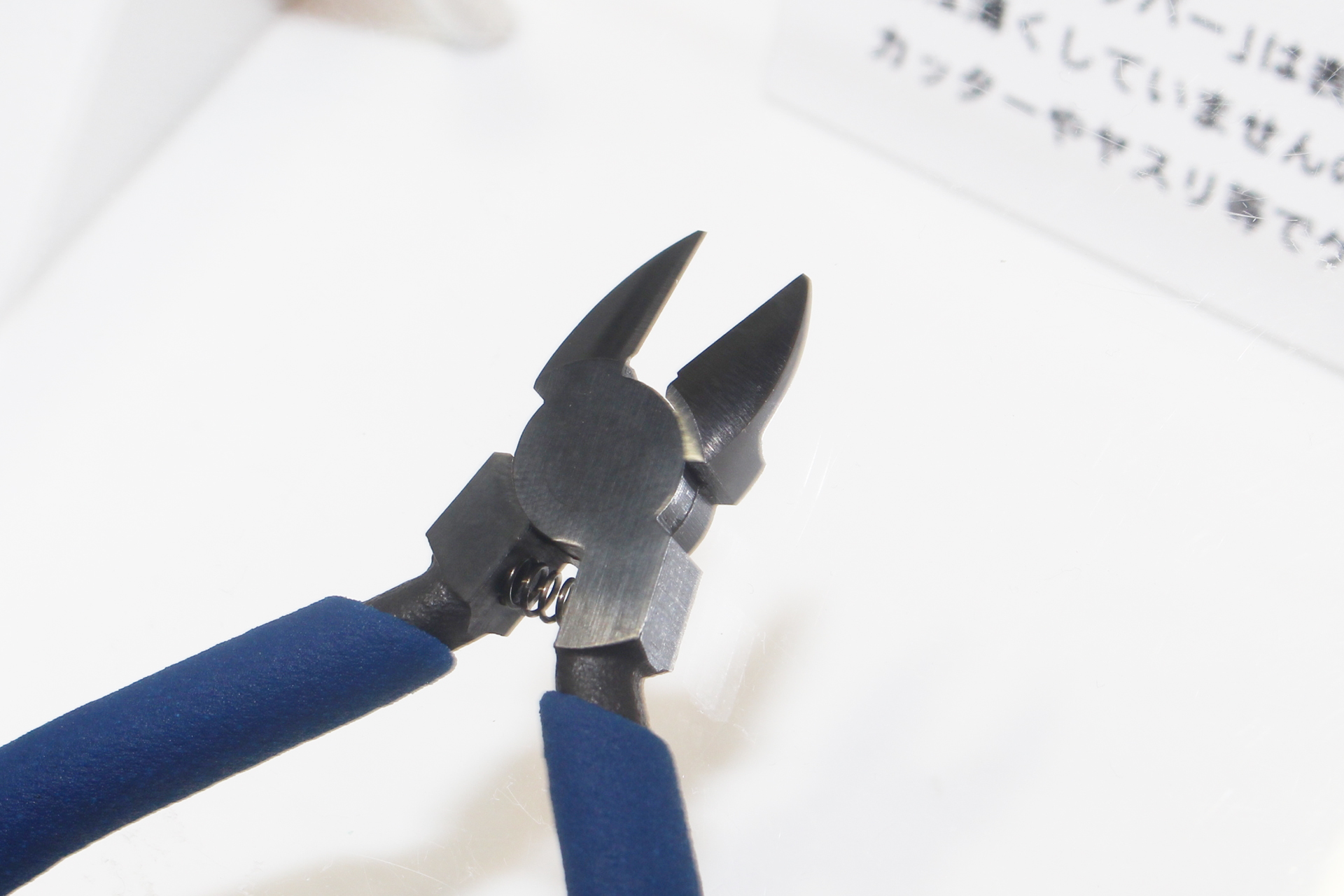 写真では分かりづらいが、手前側の刃の表面には角度が付いていない。閉じたときに完全に平面になるので、カットしたゲートが残らない