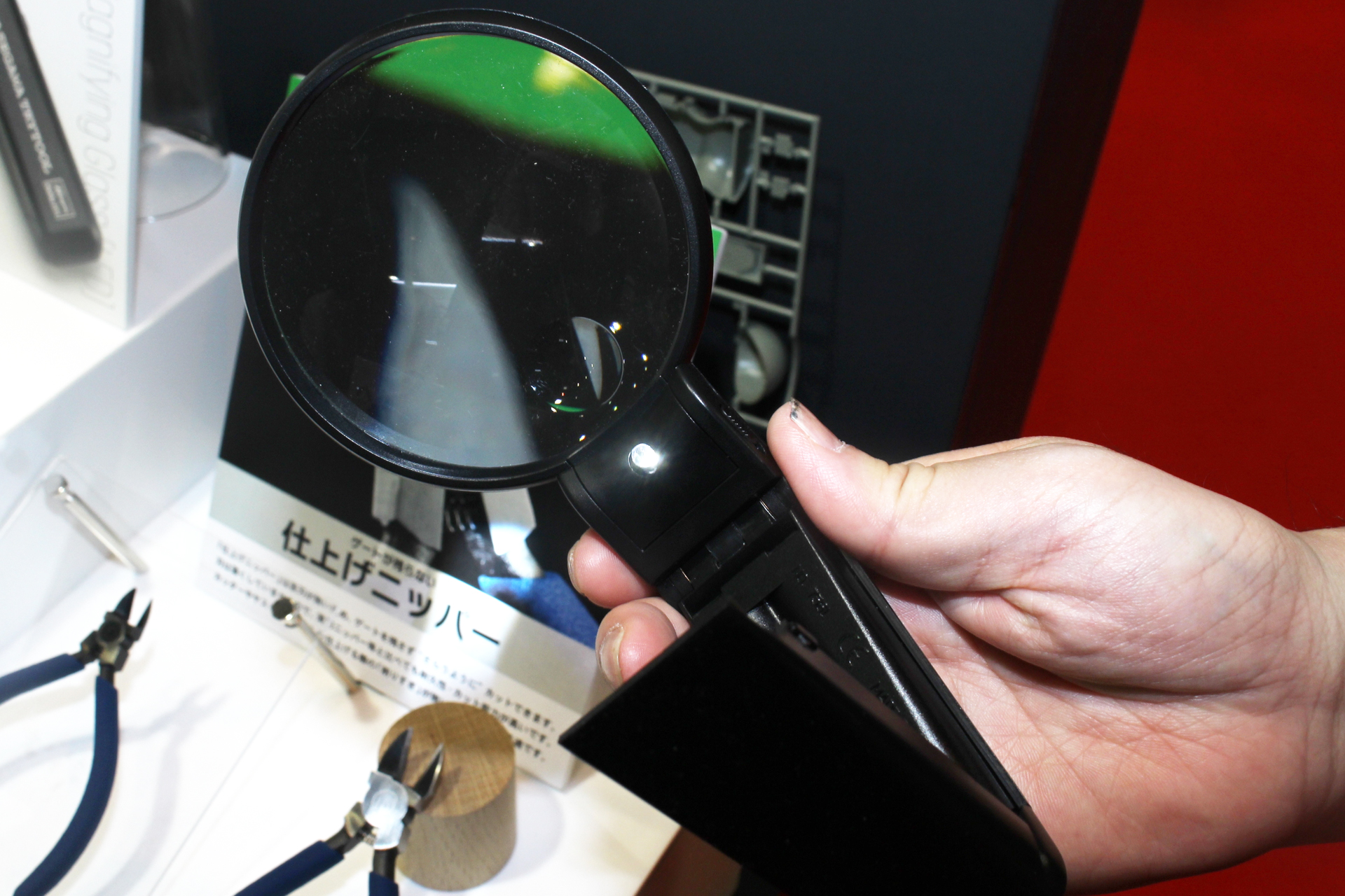 レンズの側に白色のLEDライトが備わる。横に電源のスライドスイッチがある