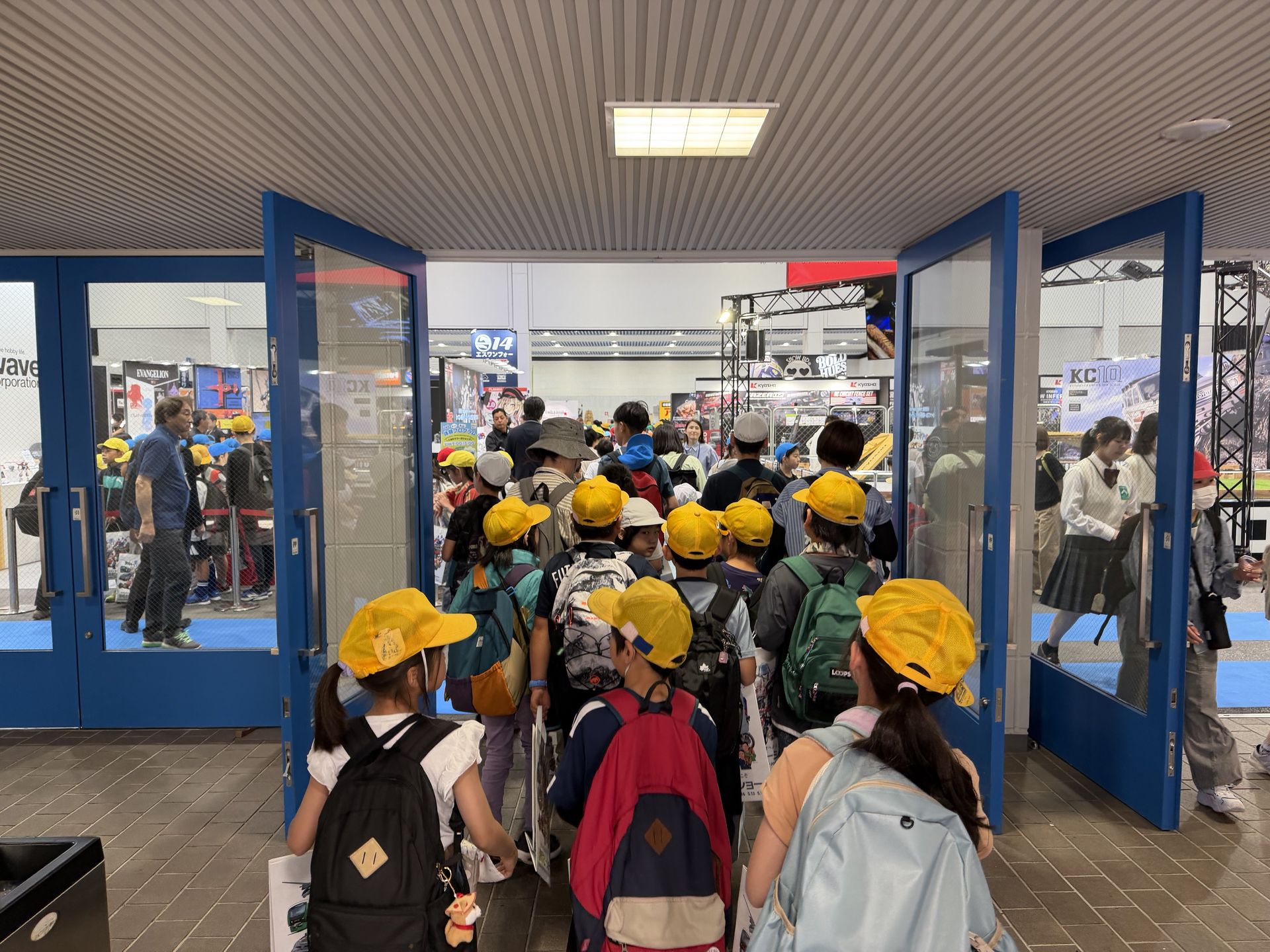 入場開始すると勢いよく入っていく