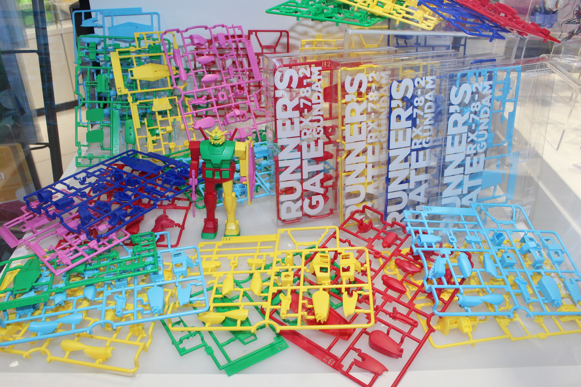 ガンダムベース東京アネックスでは、専用の棚と完成見本を設置している