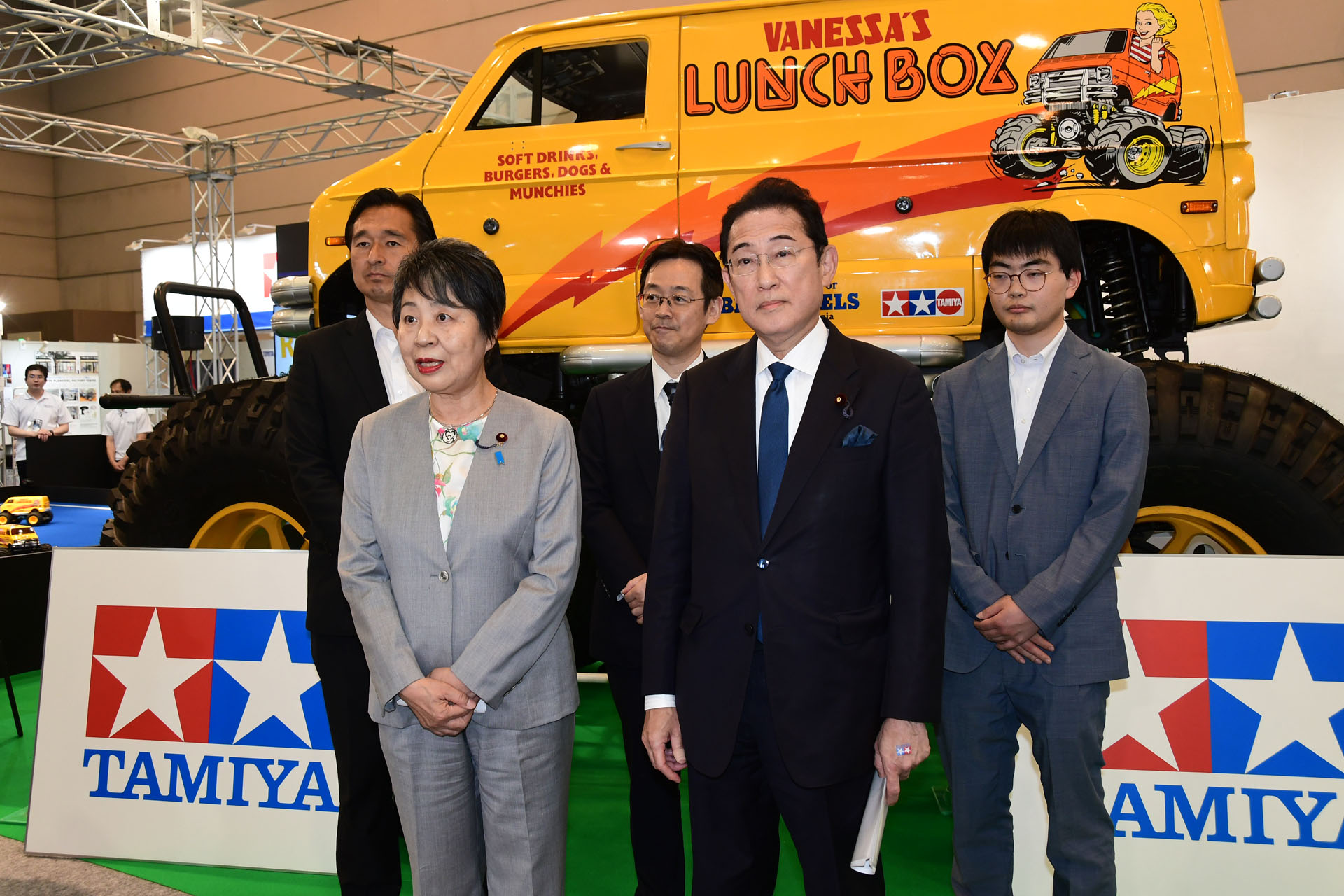 質疑応答では上川議員、岸田元首相に加え、左から深澤陽一議員、赤松健議員、長田紘一郎議員が登壇
