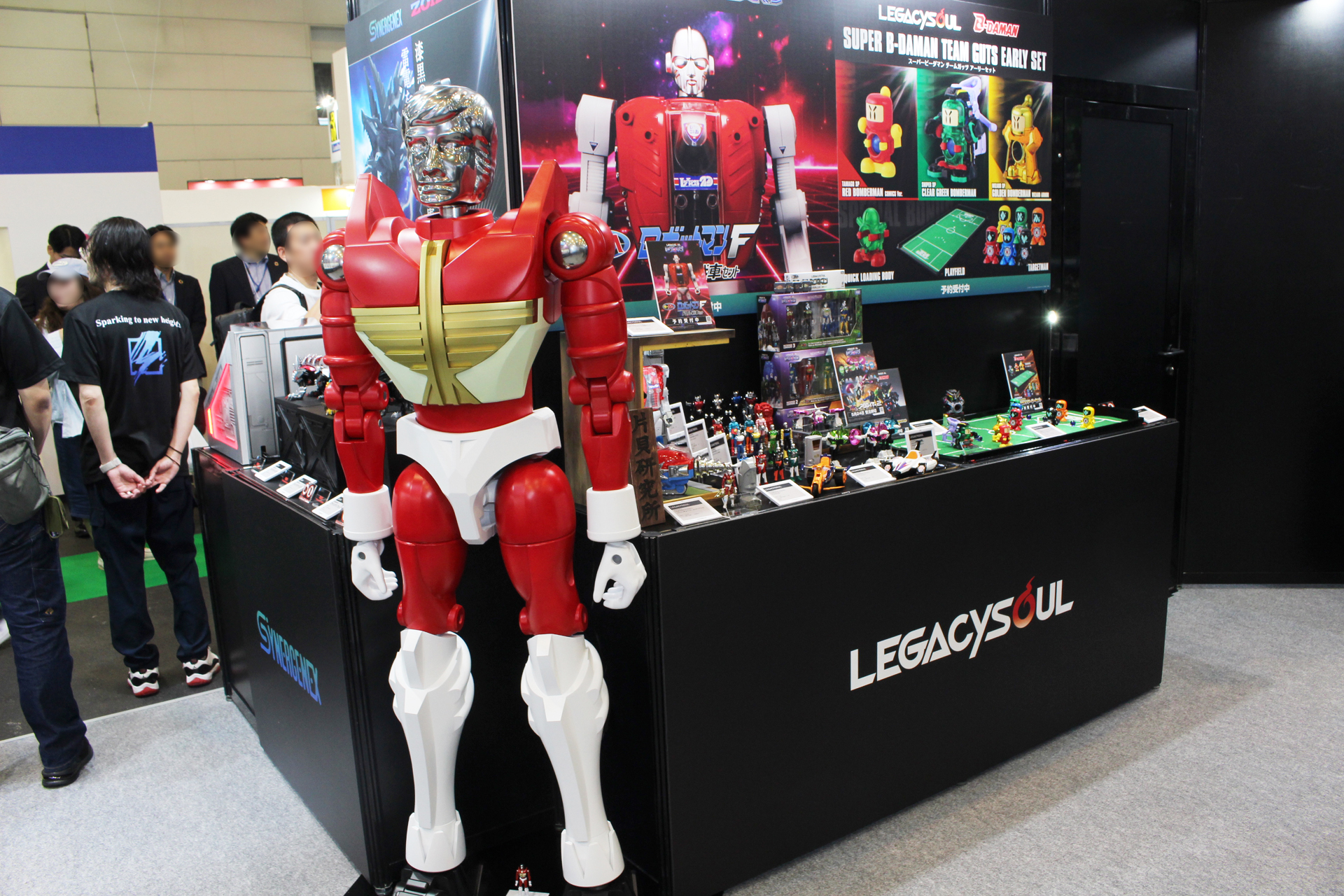 T-SPARKブースの「LEGACYSOUL」展示コーナー。人間サイズに巨大化したミクロマンコマンド1号エリックが来場者を迎えた。足元には元のサイズのエリックもいる