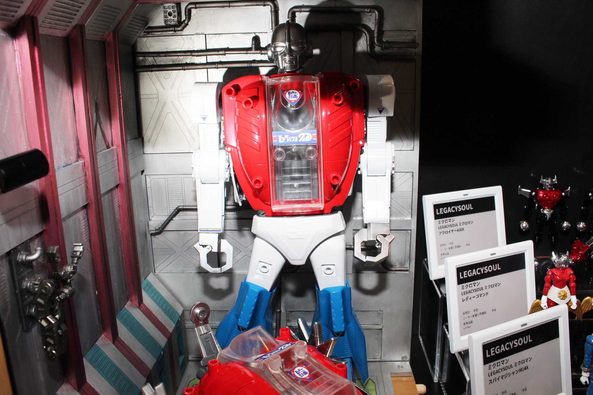 変形アクションフィギュアとしての楽しさを追求した新しいロボットマンだ