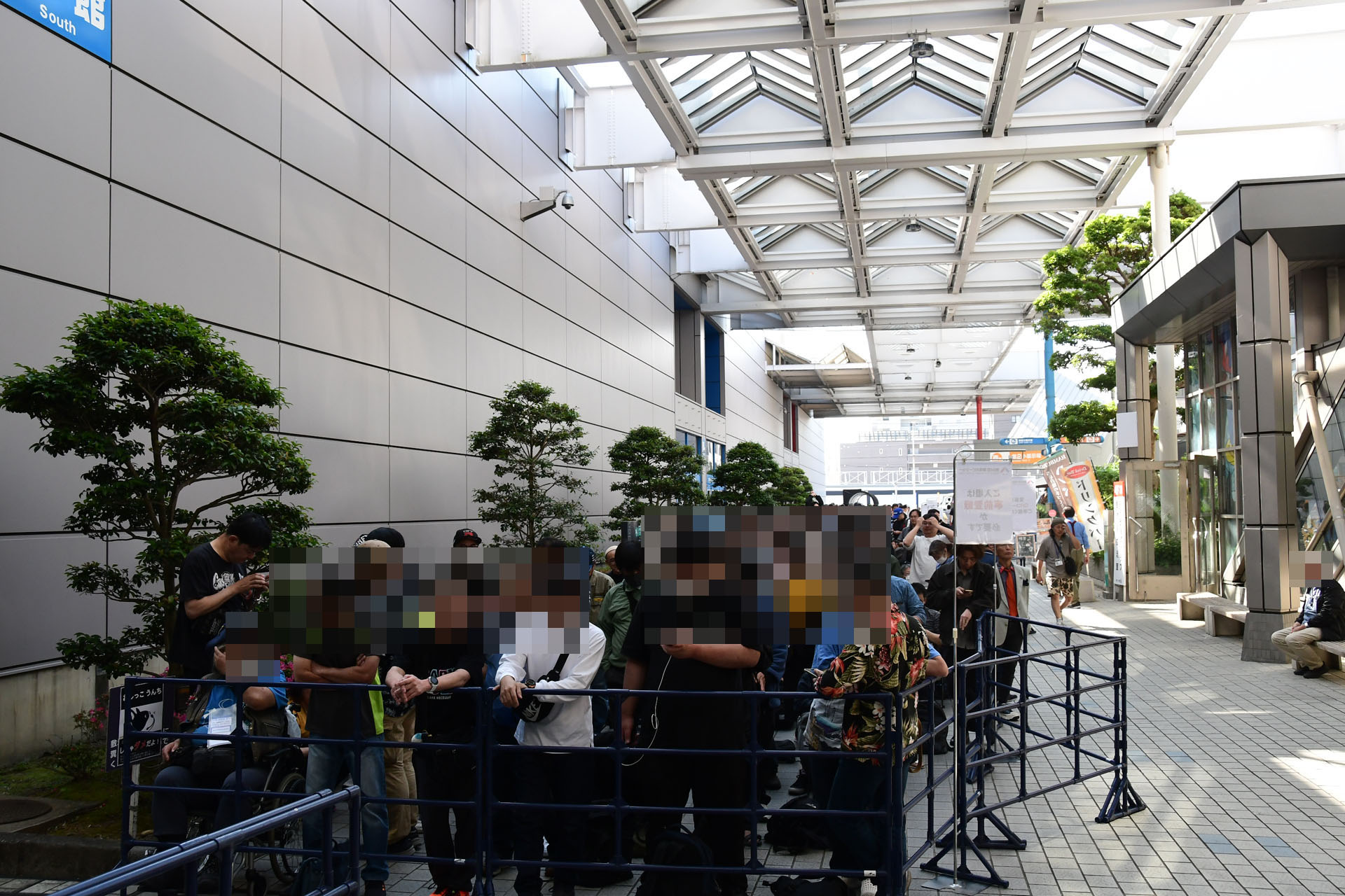 入場を待つ待機列の先頭。ユーザーの期待感を強く感じた
