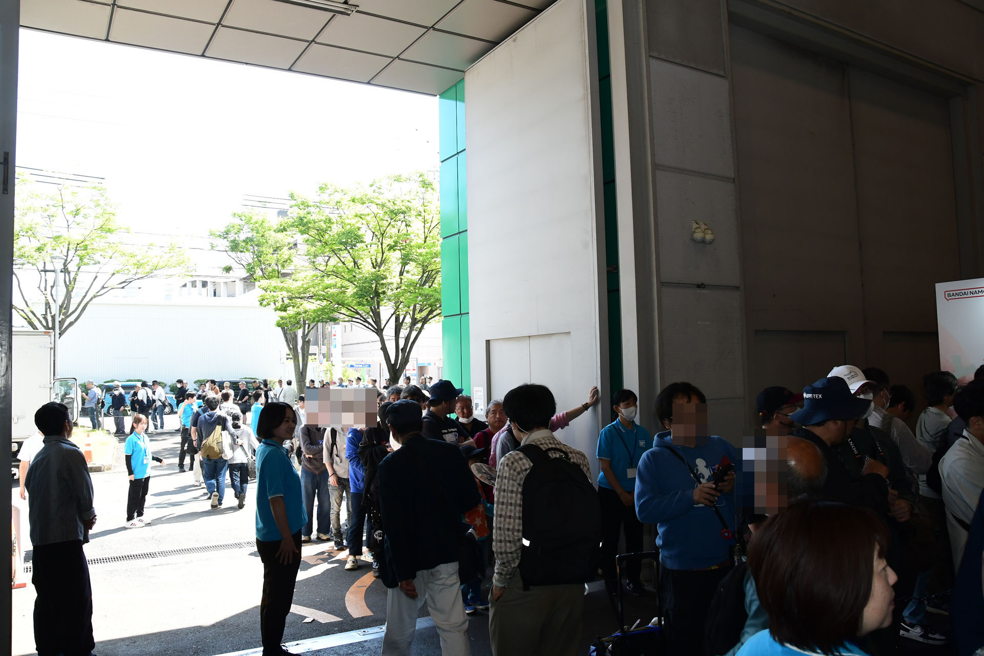 入場待機列。昼過ぎでも会場の外まで長く続いていた