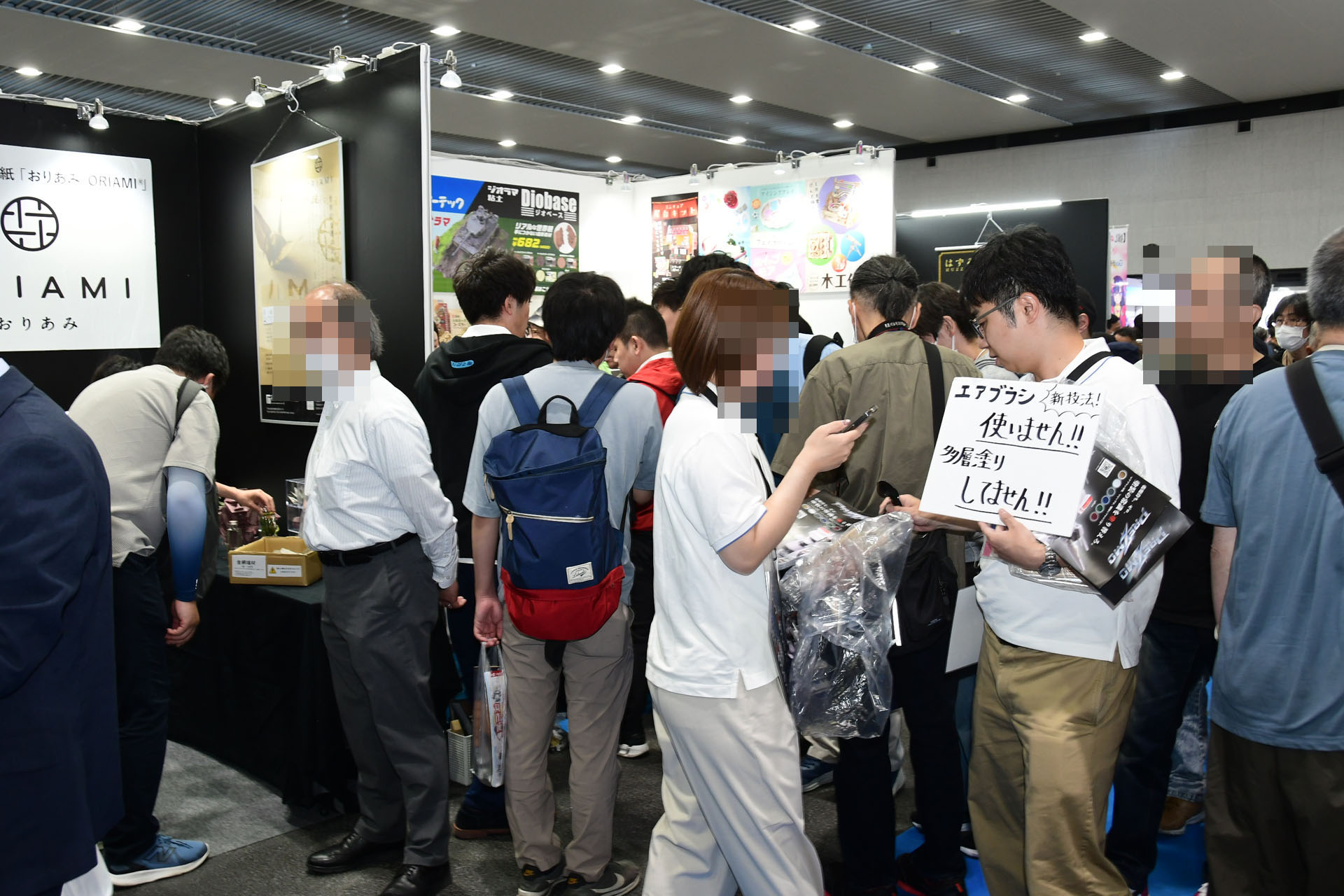 アーテックブースで出展していたプリアンファの「PRIZMO」。エアブラシなしのメタリック塗装ができる塗料として注目を集めていた
