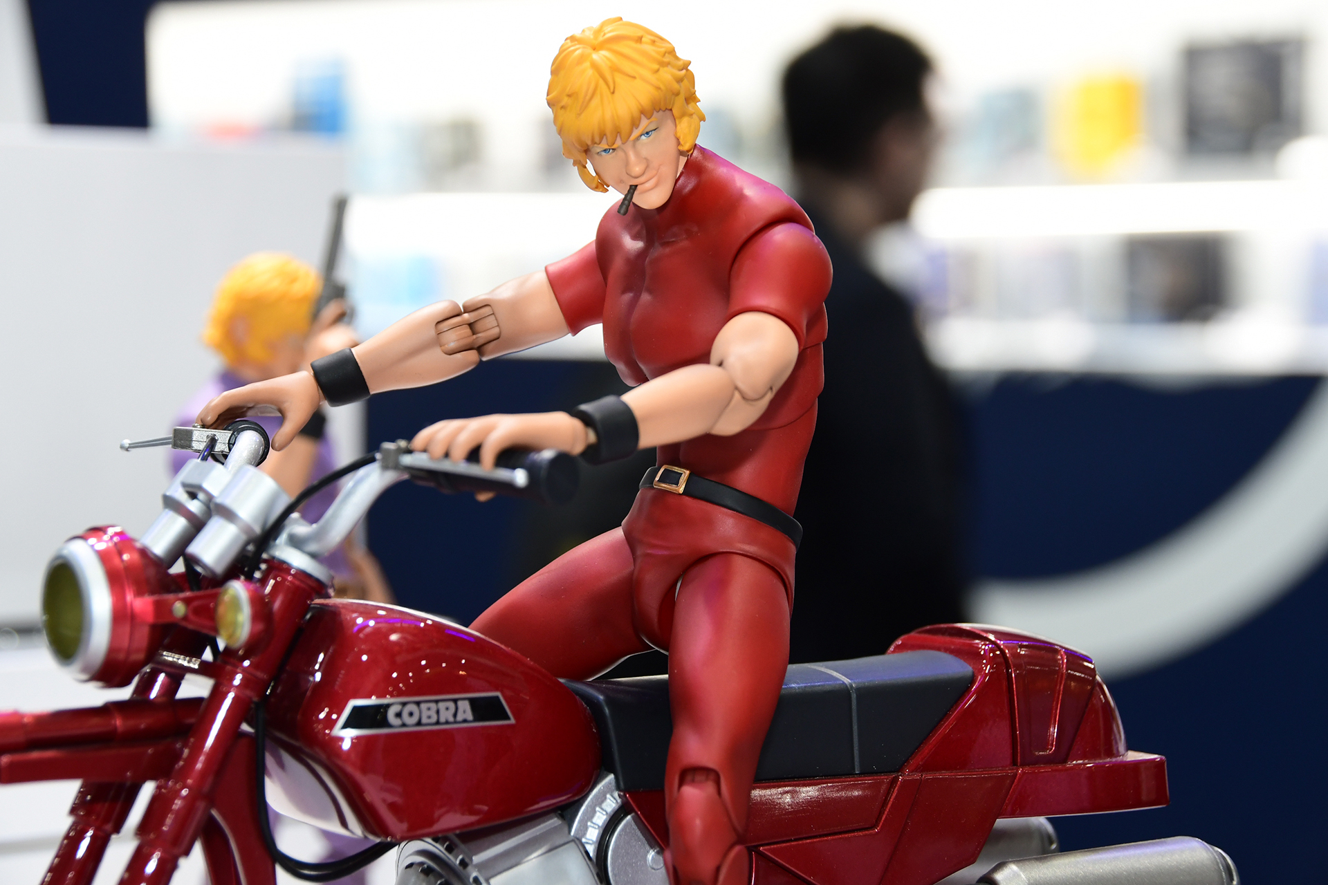 もちろんバイクにしっかりまたがることができる。同時に開発されたからこそだ