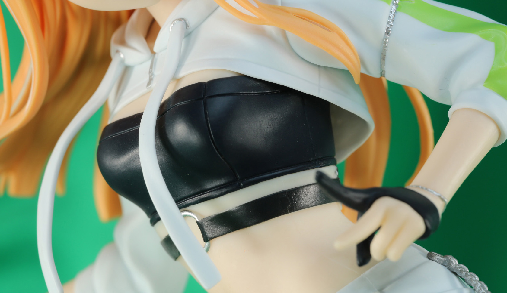 アクティブなジャケットスタイル。フードの紐もふわっと浮かんだ瞬間が表現されている