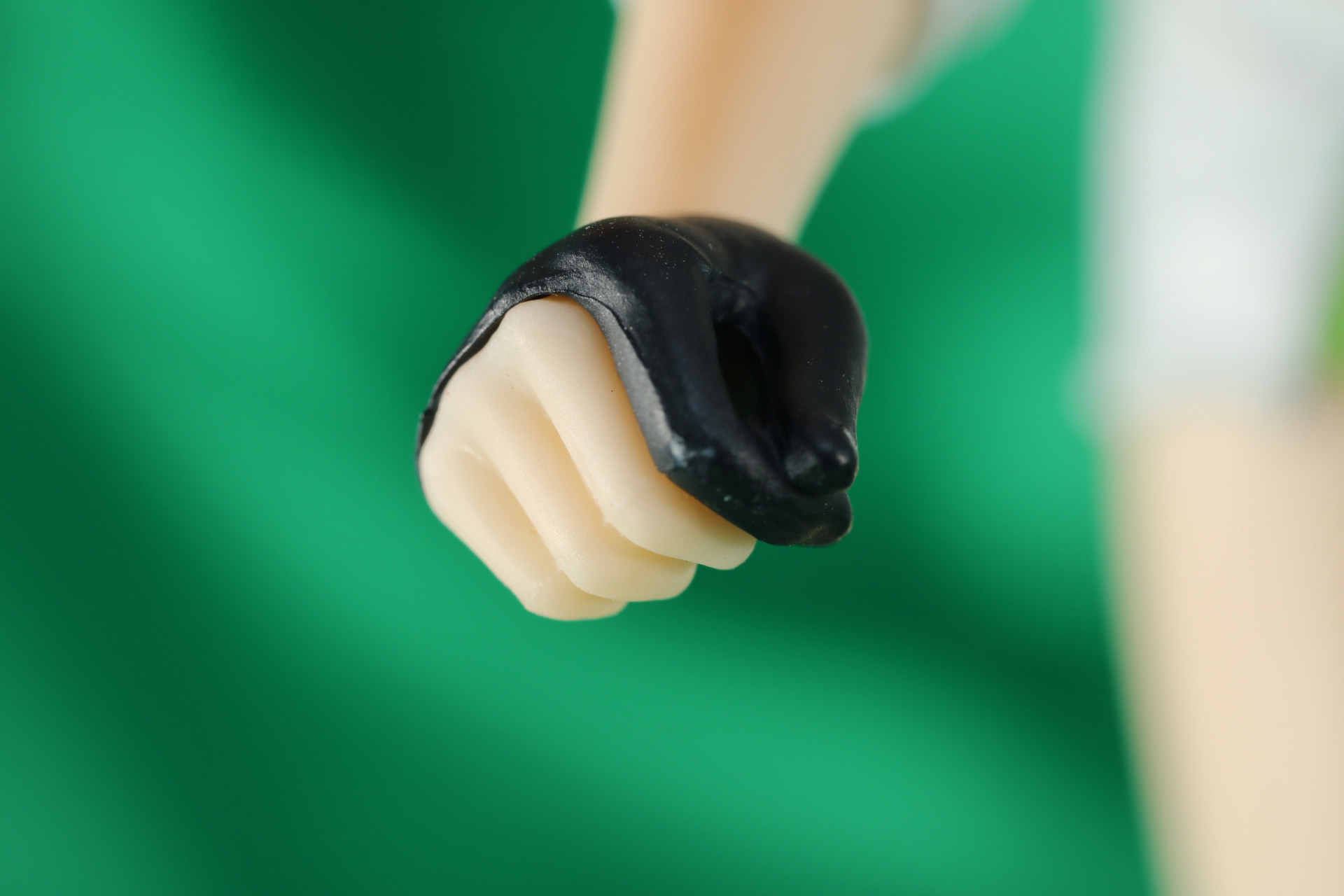 短いパンツのダメージ表現やチェーンなども細部まで作り込まれている