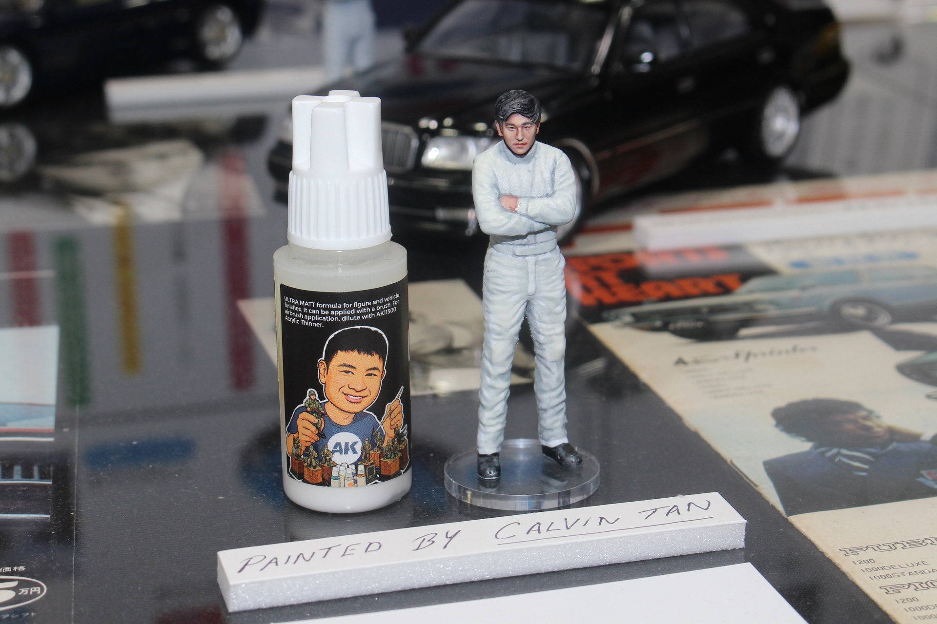 世界的なのフィギュアペインターのカルビン・タン氏が製作した、若き日の石坂さんのフィギュア。主演作「男の挑戦」のレーサー姿をモデルとしているようだ