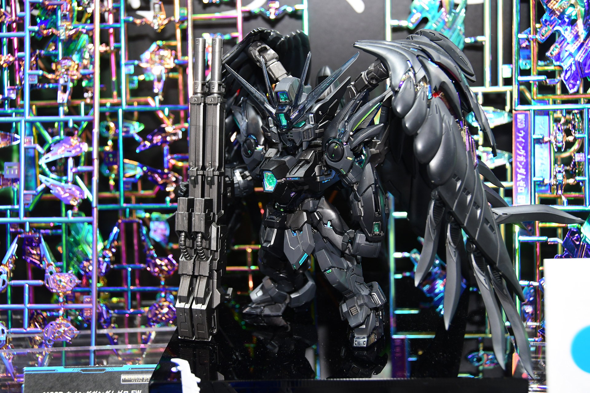 内部フレームの光を強調する黒いボディ
