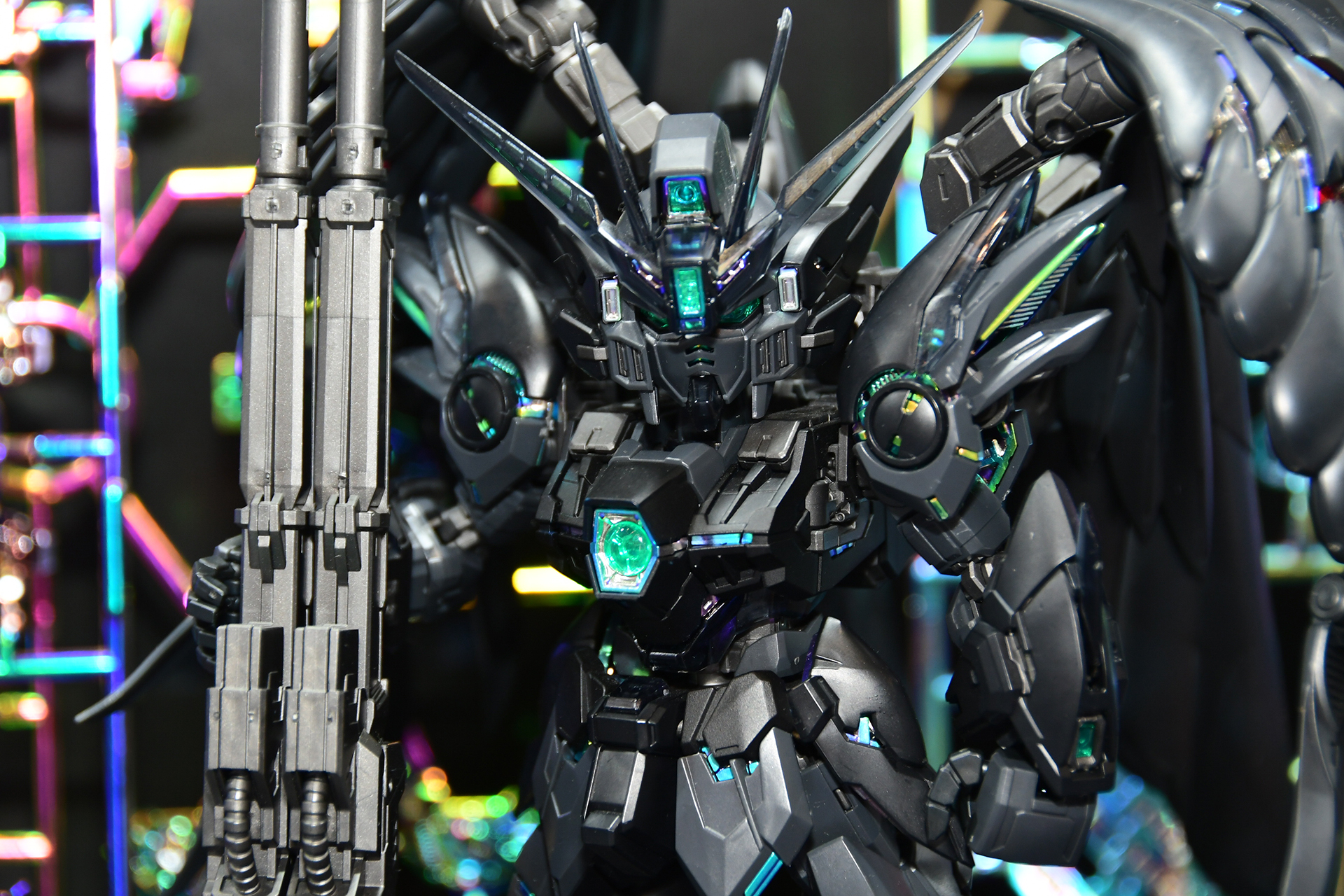 内部フレームの光を強調する黒いボディ
