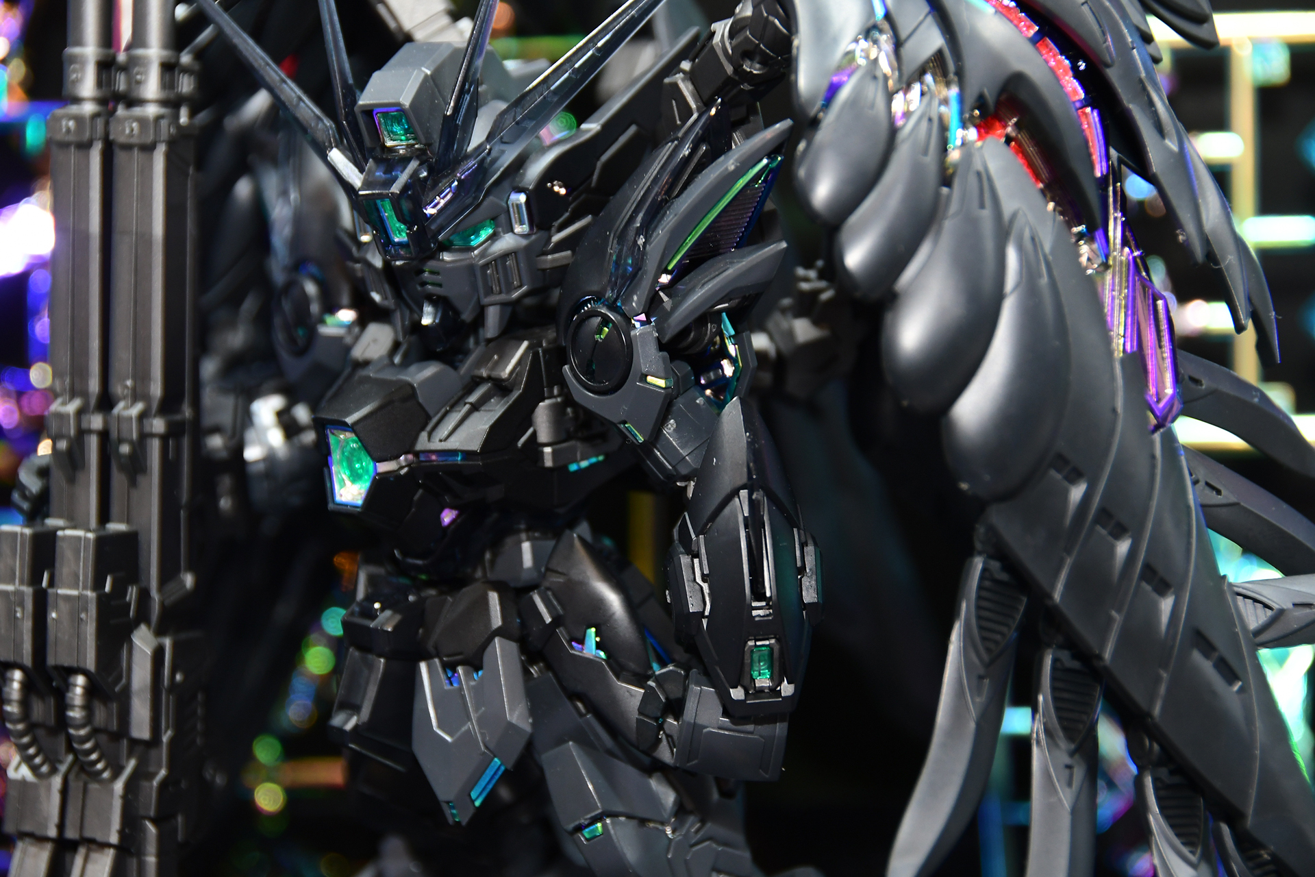 内部フレームの光を強調する黒いボディ