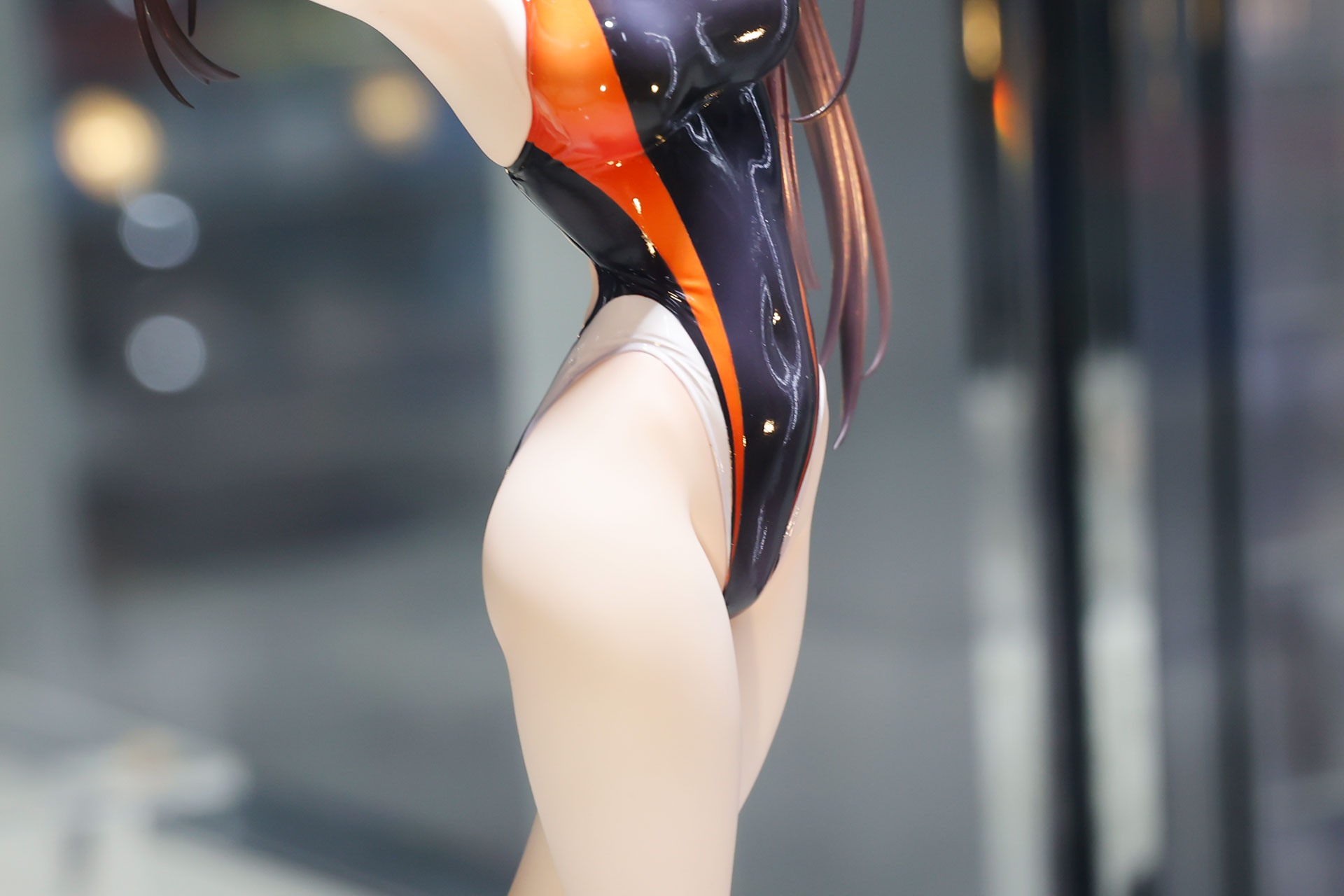 白い素肌がまぶしく見える