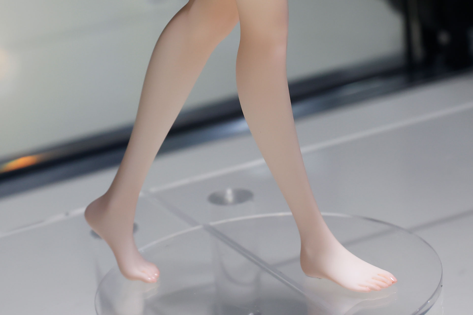 足の指先まで丁寧に作り込まれている