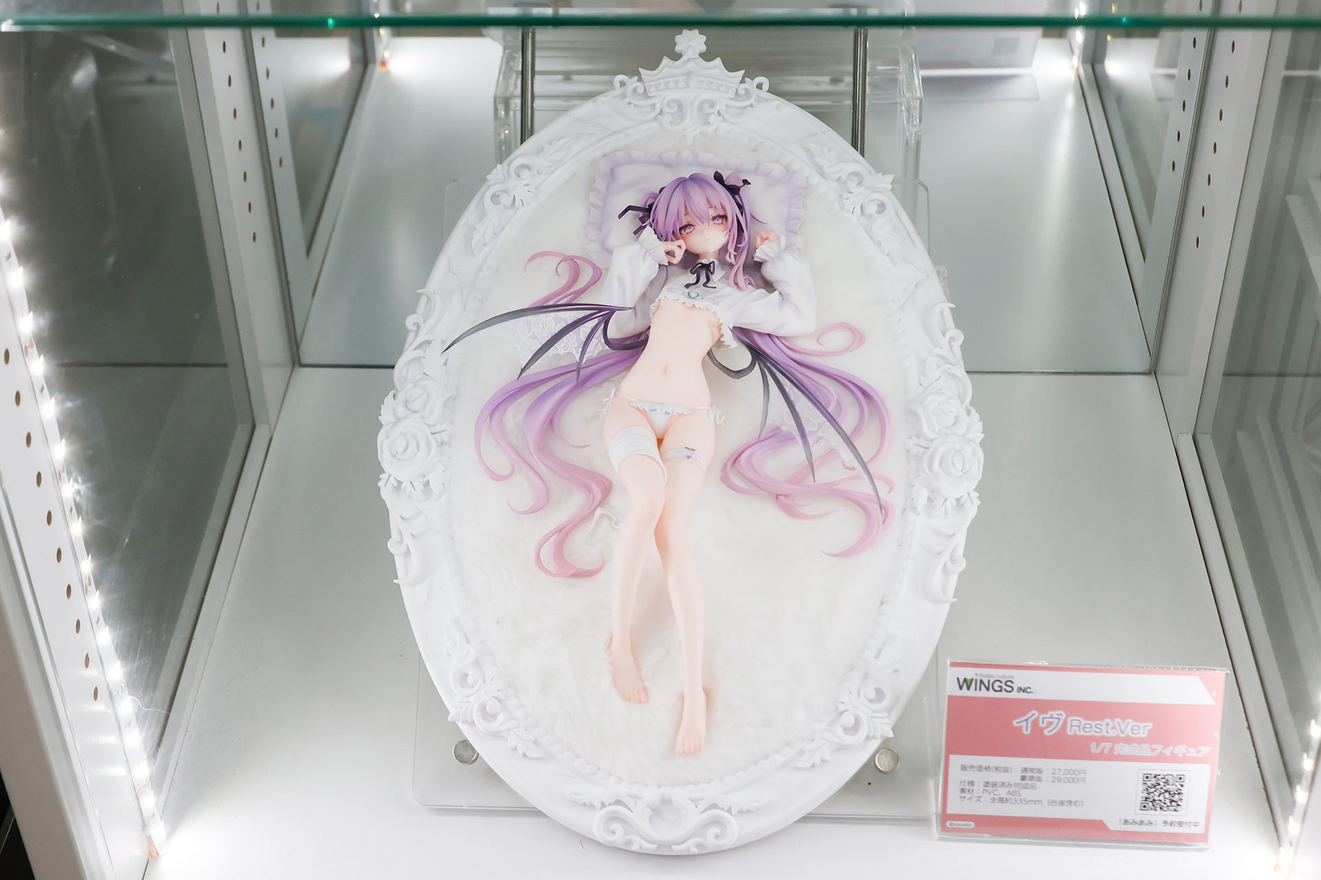 フィギュアの素材はPVCとABSで、台座部分を含む全高は約335mmだ