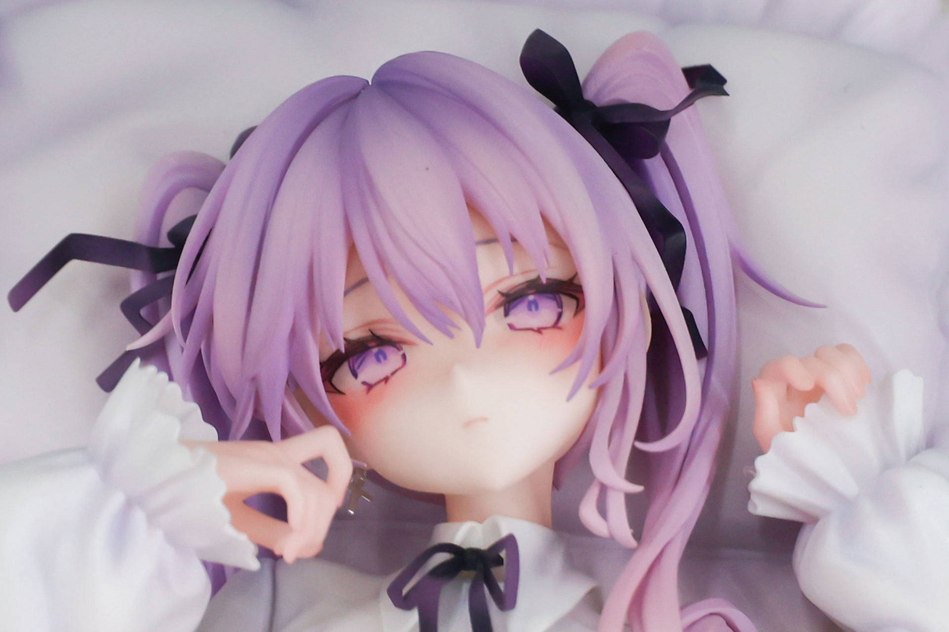 淡い紫色の瞳が印象的だ