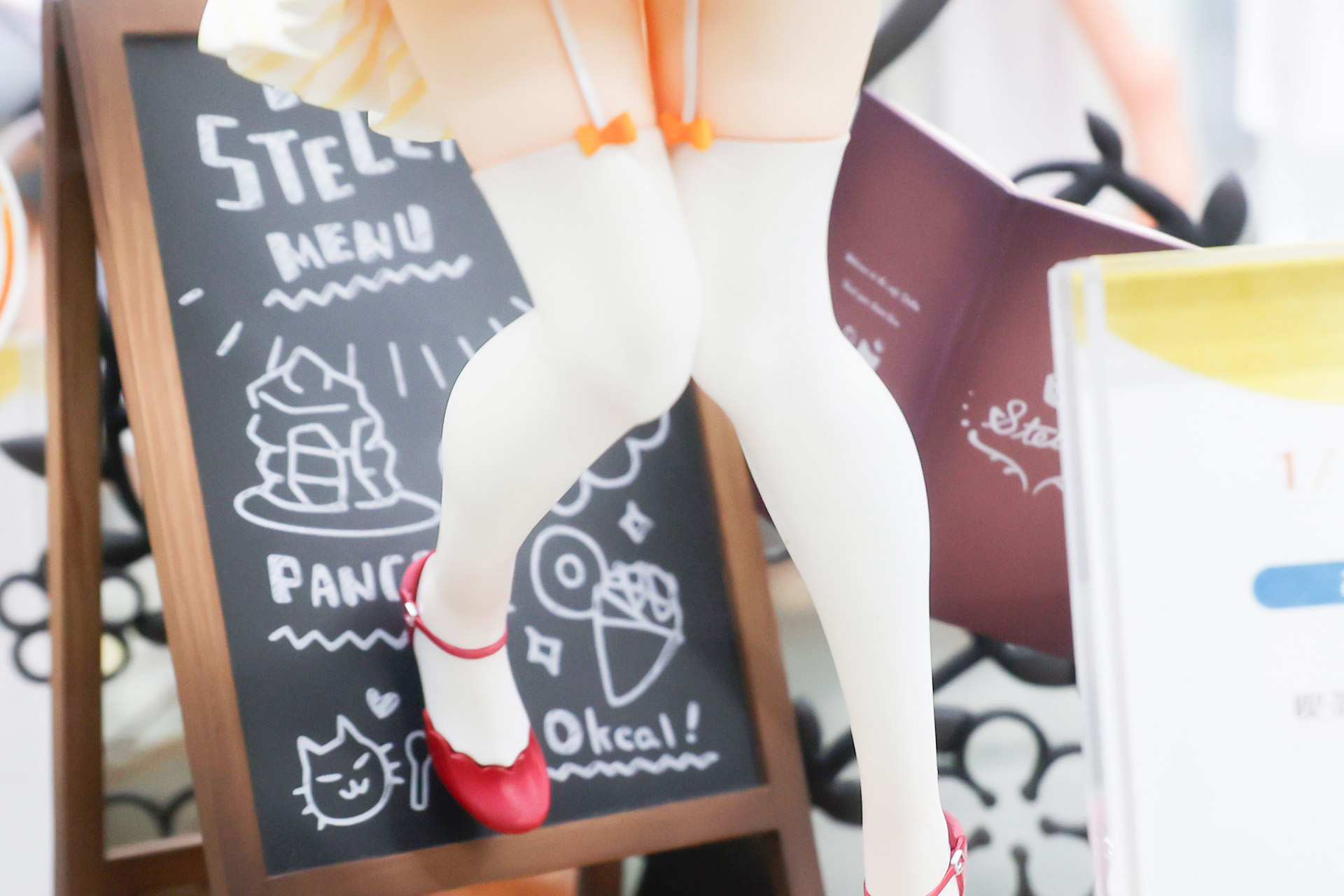 すらりとした脚に白いニーハイソックスがよく似合う