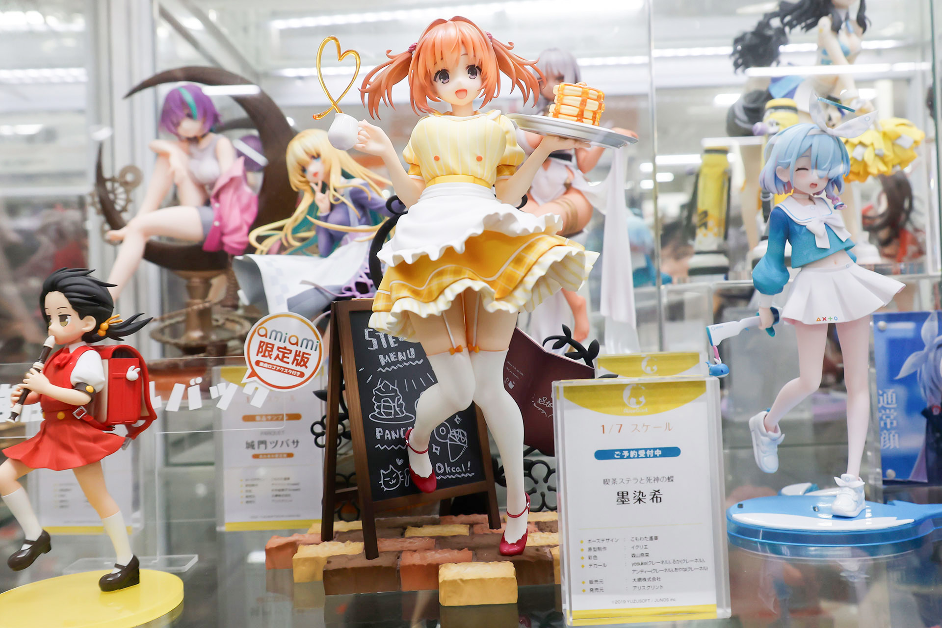 フィギュアの素材はPVCとABSで、台座部分を含む全高は約230mmだ