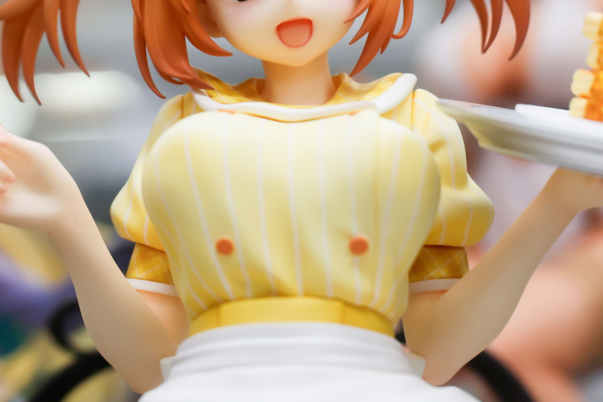 黄色い制服もキュートだ