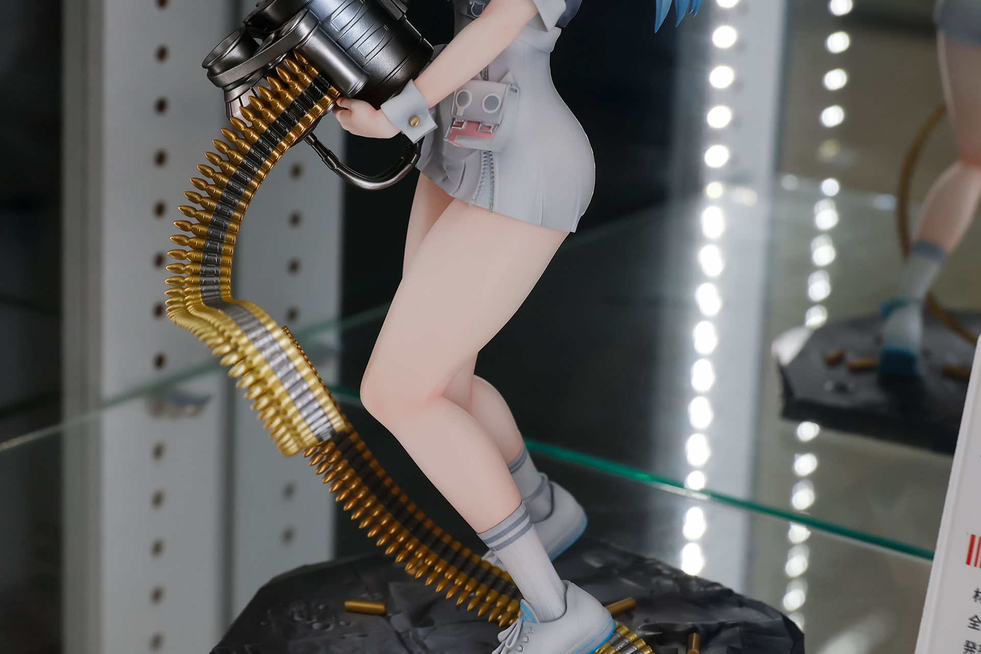 腰を落としてガトリングを構えている