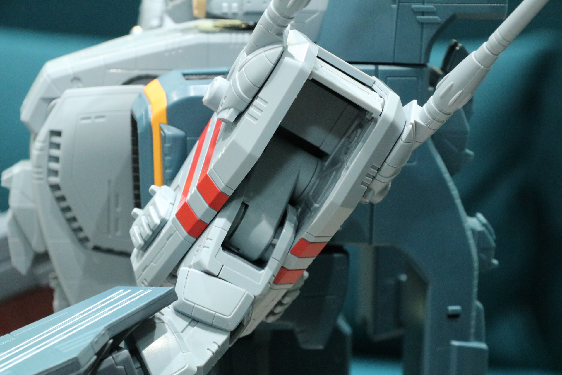 強攻型の肩部はシャッターパーツを引き出すことができる